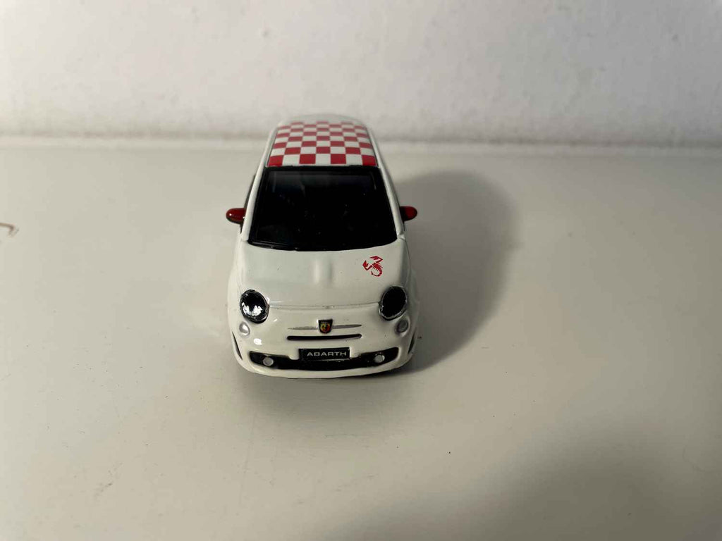 Fiat Abarth 500 branca com teto quadriculado branco e vermelho - Burago