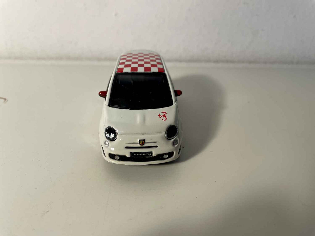 Fiat Abarth 500 branca com teto quadriculado branco e vermelho - Burago