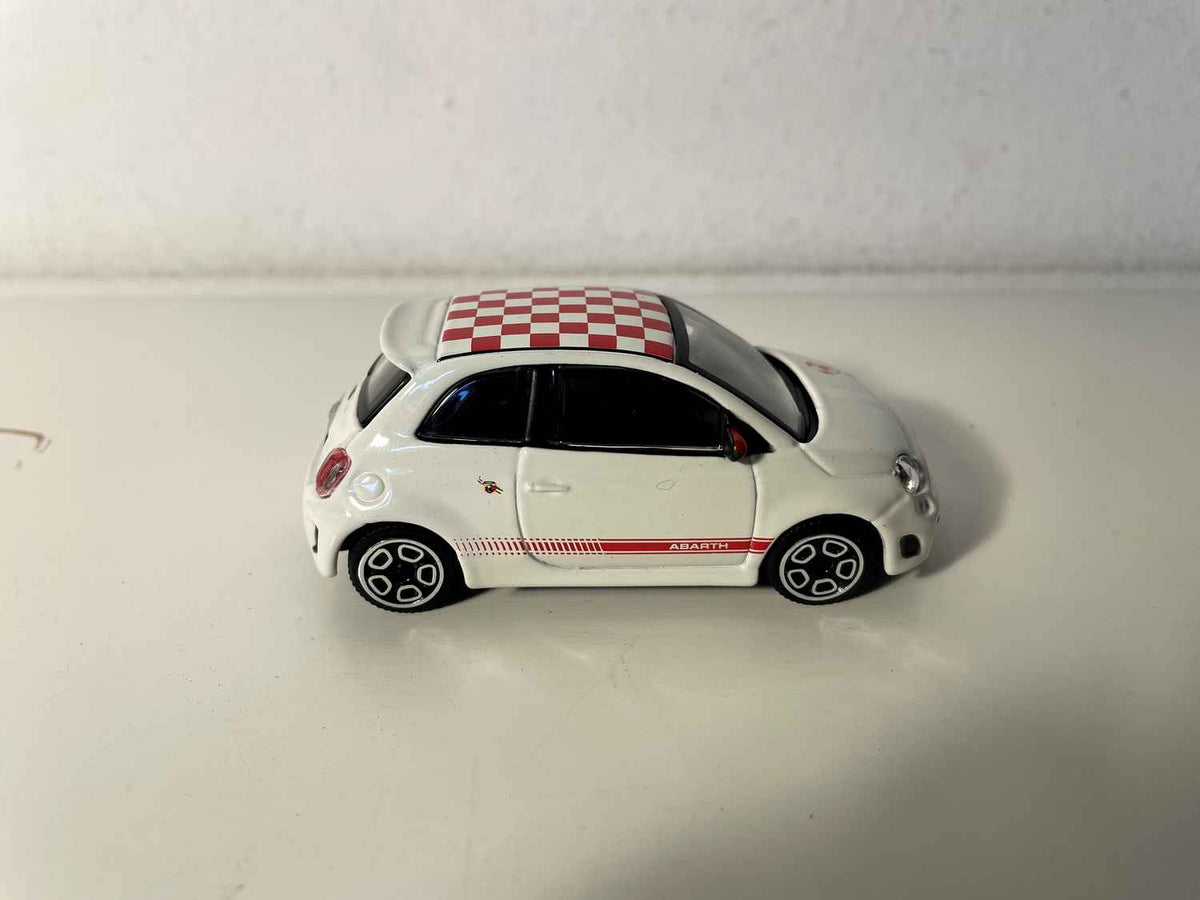 Fiat Abarth 500 branca com teto quadriculado branco e vermelho - Burago
