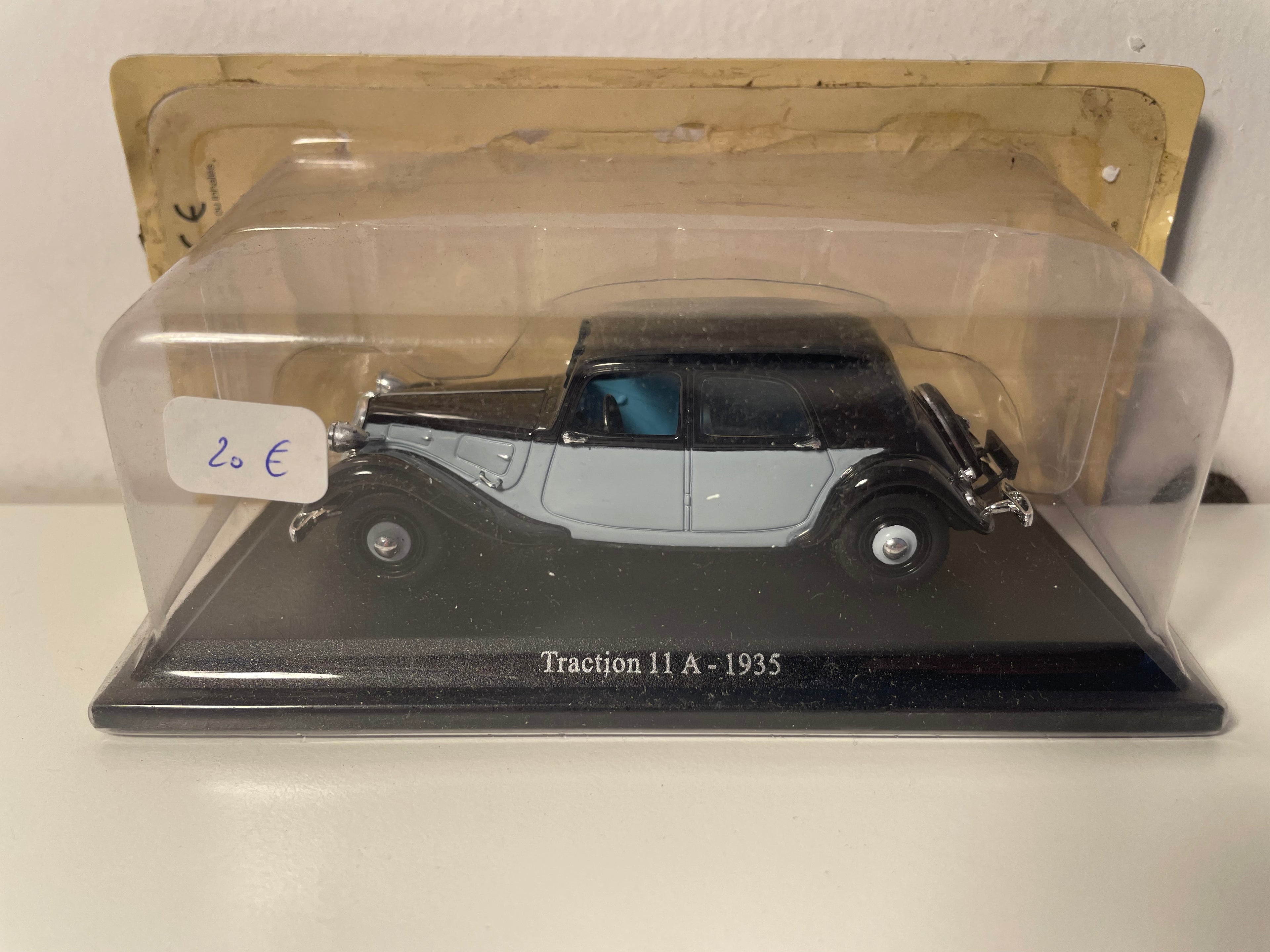 Citroën traction 11 A noire et bleue de 1935
