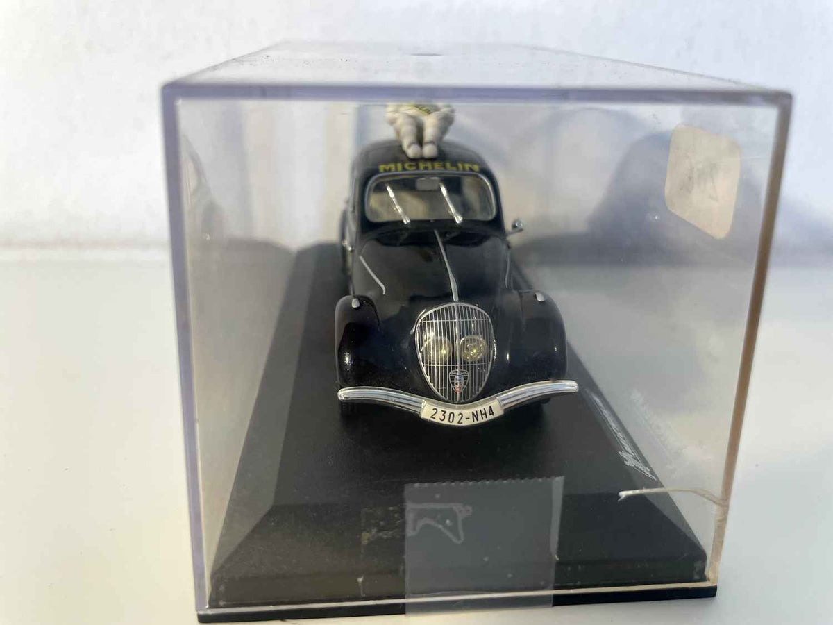 Peugeot 202 schwaarz MICHELIN (Plexi Box)
