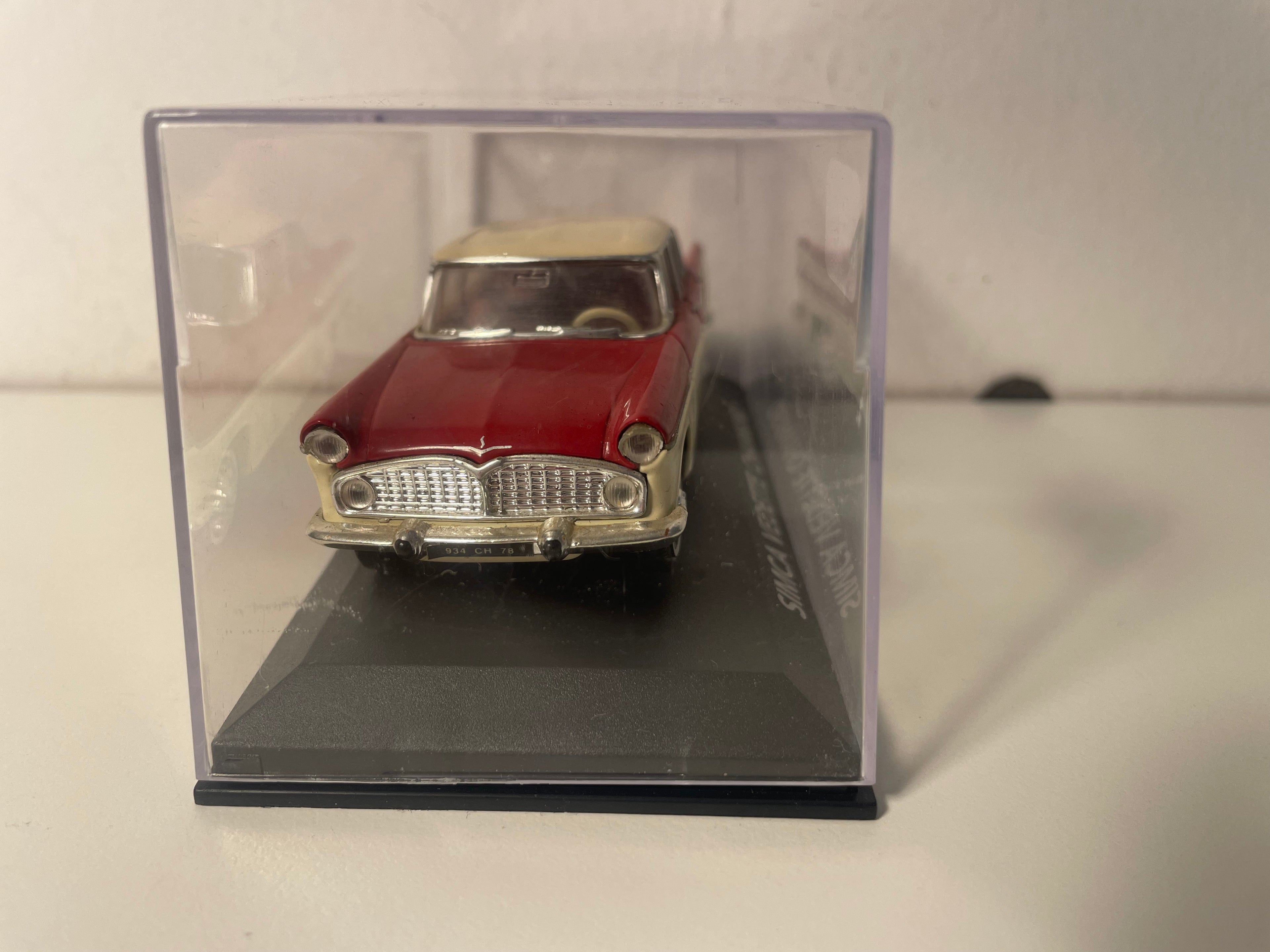 Simca Vedette Chambord burdeos y beige (caja de plexiglás)
