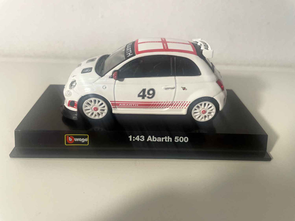 Fiat Abarth 500 branca com teto em quadriculado branco e vermelho - número 49 - Burago