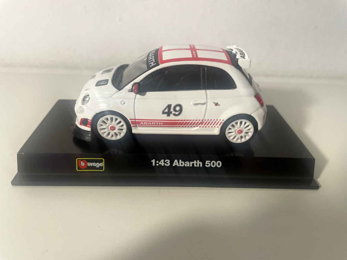 Fiat Abarth 500 branca com teto em quadriculado branco e vermelho - número 49 - Burago