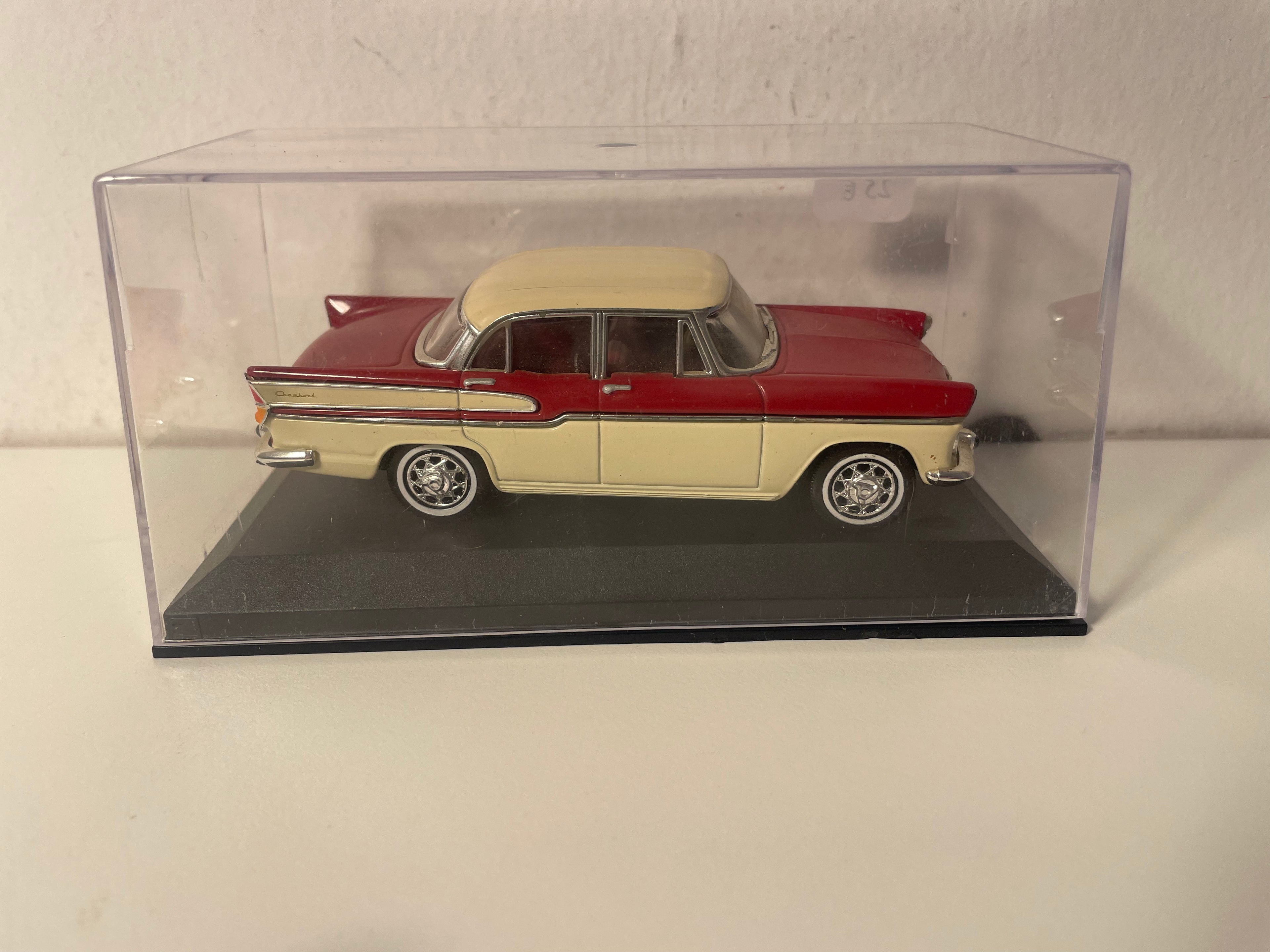 Simca Vedette Chambord burdeos y beige (caja de plexiglás)