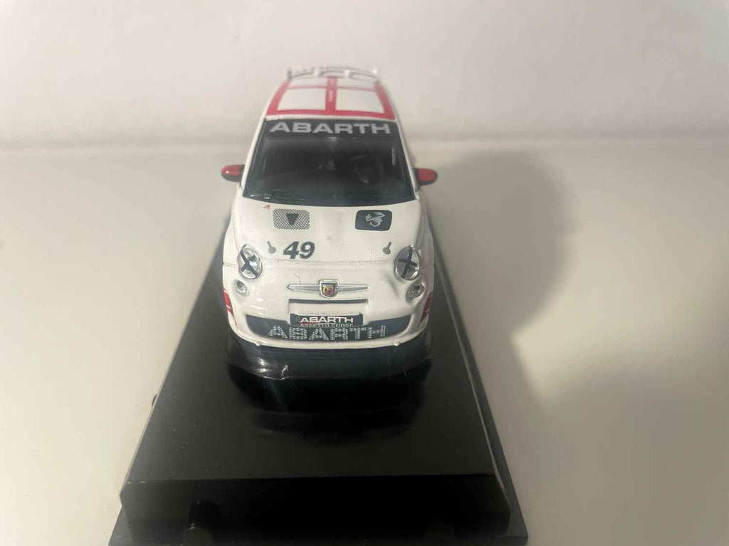 Fiat Abarth 500 branca com teto em quadriculado branco e vermelho - número 49 - Burago