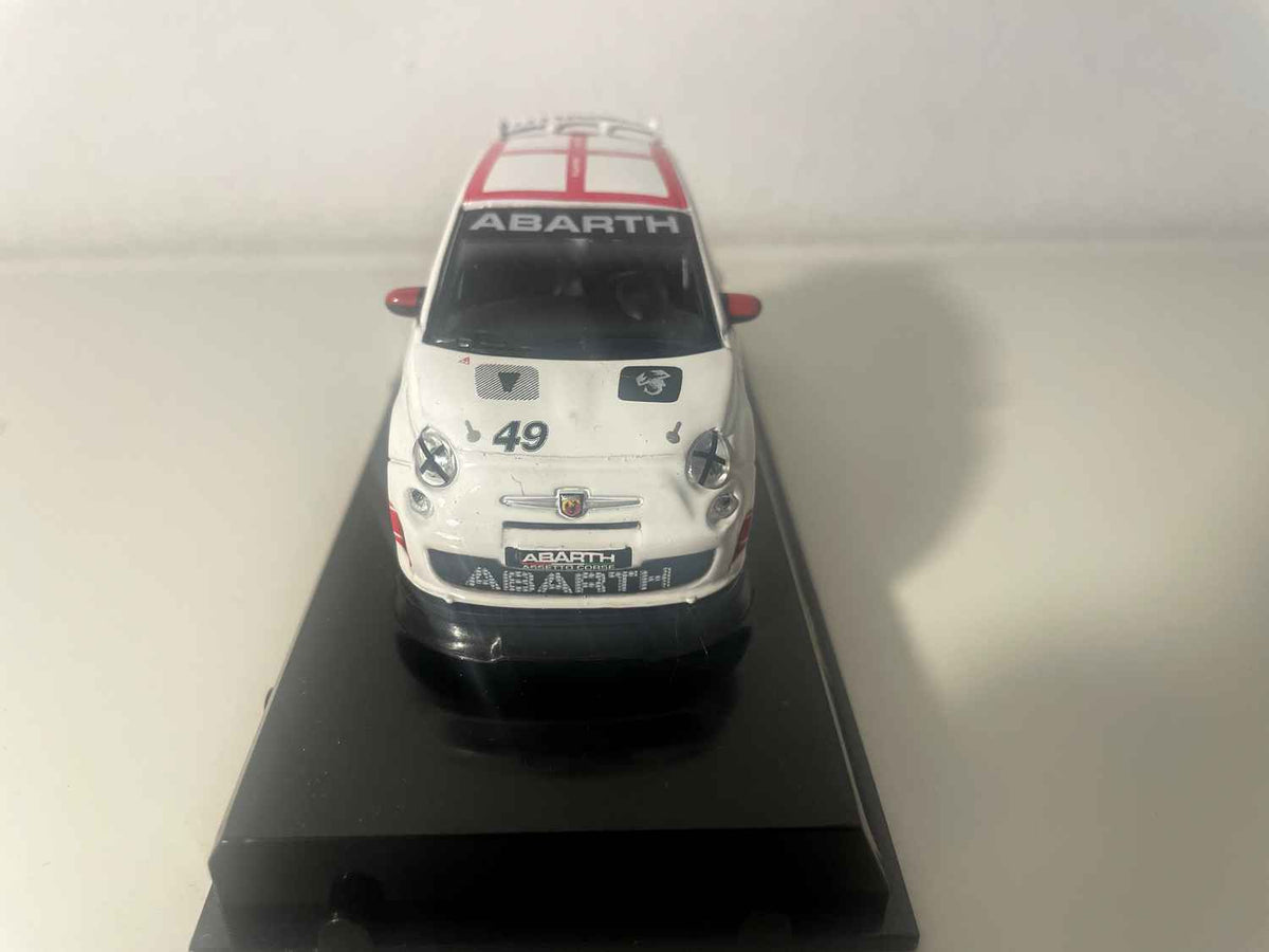 Fiat Abarth 500 branca com teto em quadriculado branco e vermelho - número 49 - Burago