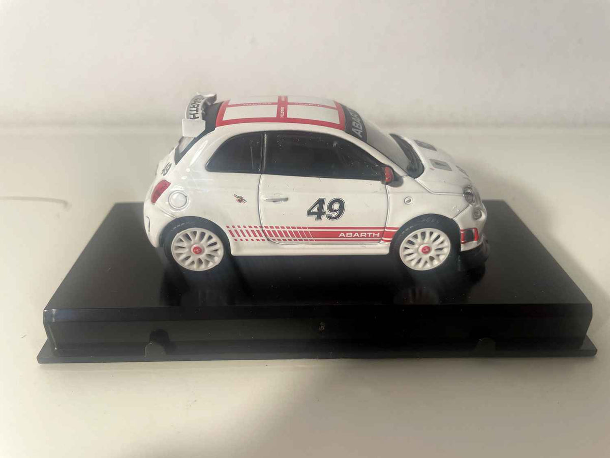 Fiat Abarth 500 branca com teto em quadriculado branco e vermelho - número 49 - Burago