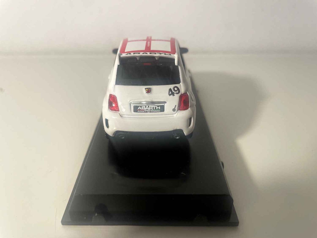 Fiat Abarth 500 branca com teto em quadriculado branco e vermelho - número 49 - Burago
