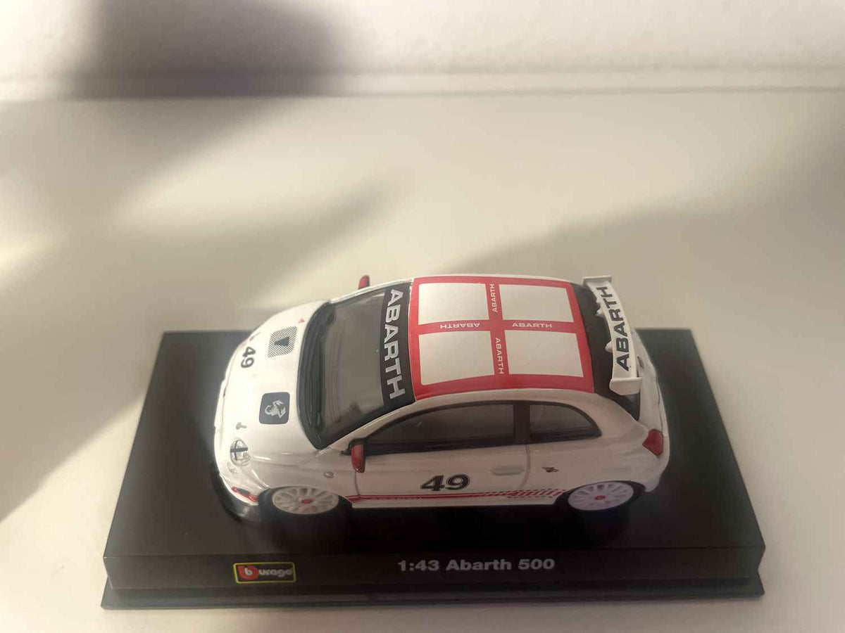 Fiat Abarth 500 branca com teto em quadriculado branco e vermelho - número 49 - Burago