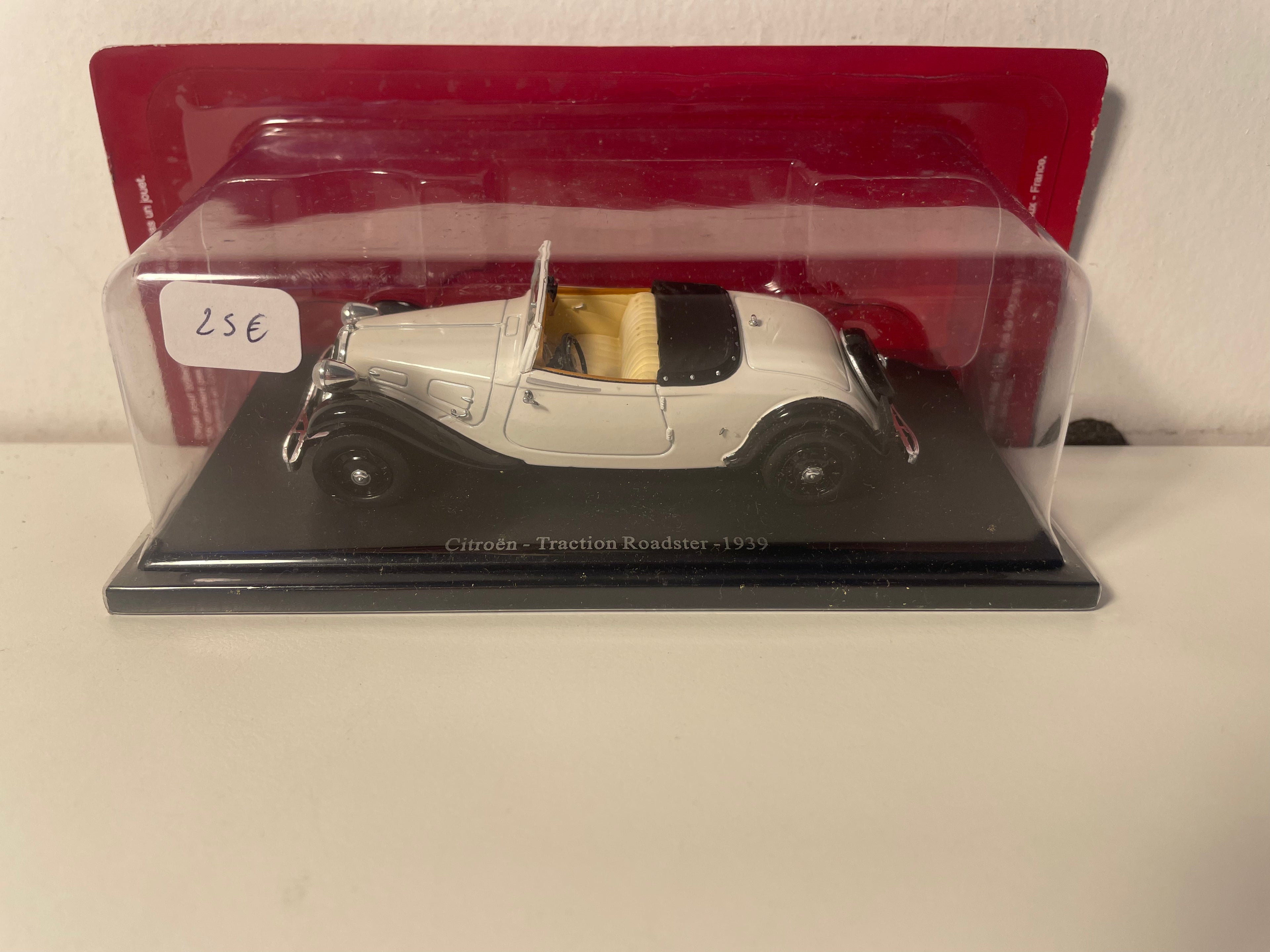 Citroën Traction Roadster wäiss (gebroken wäiss) an schwaarz aus 1939