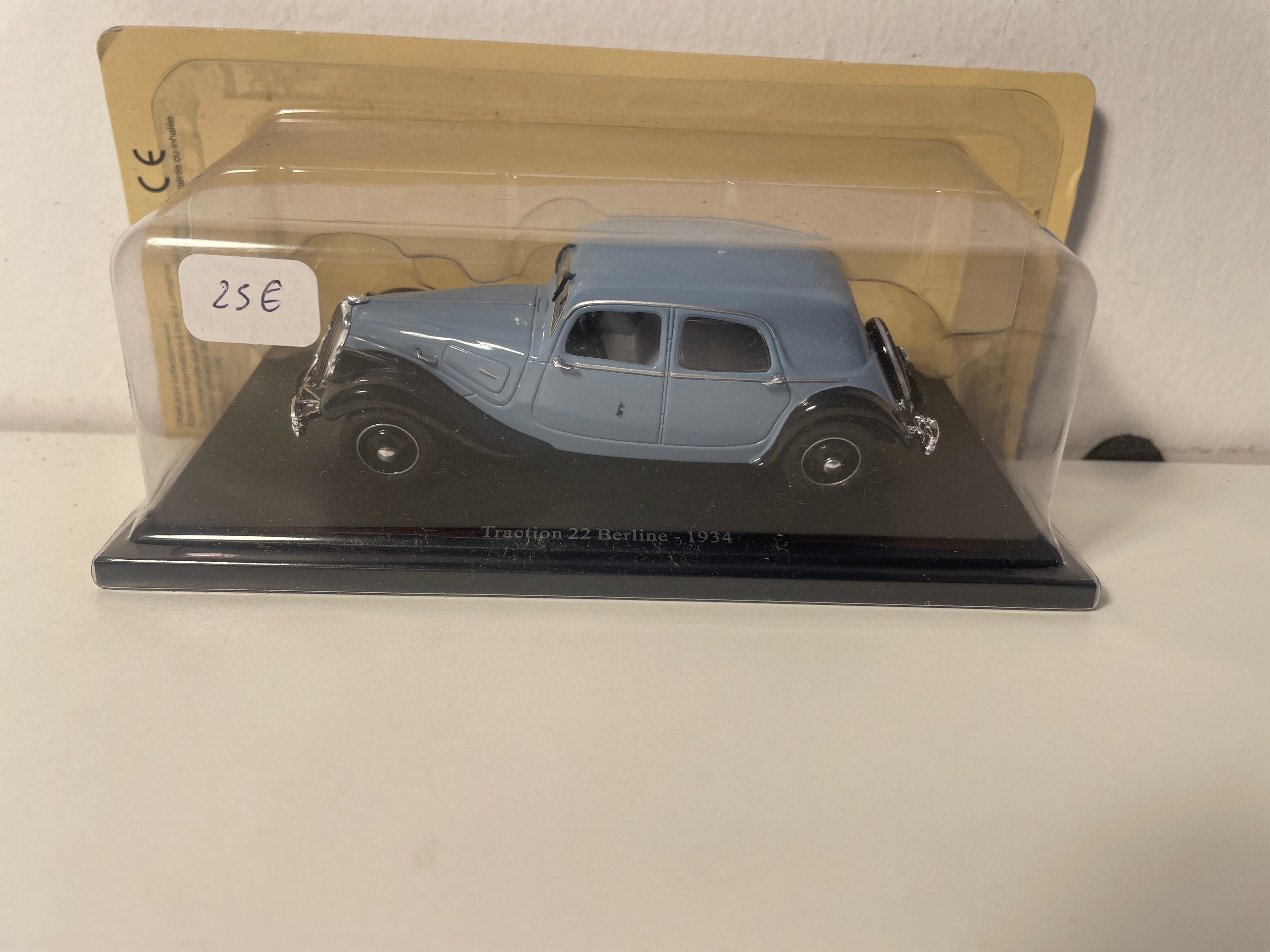 Citroën traction 22 berline blo an schwaarz vum Joer 1934
