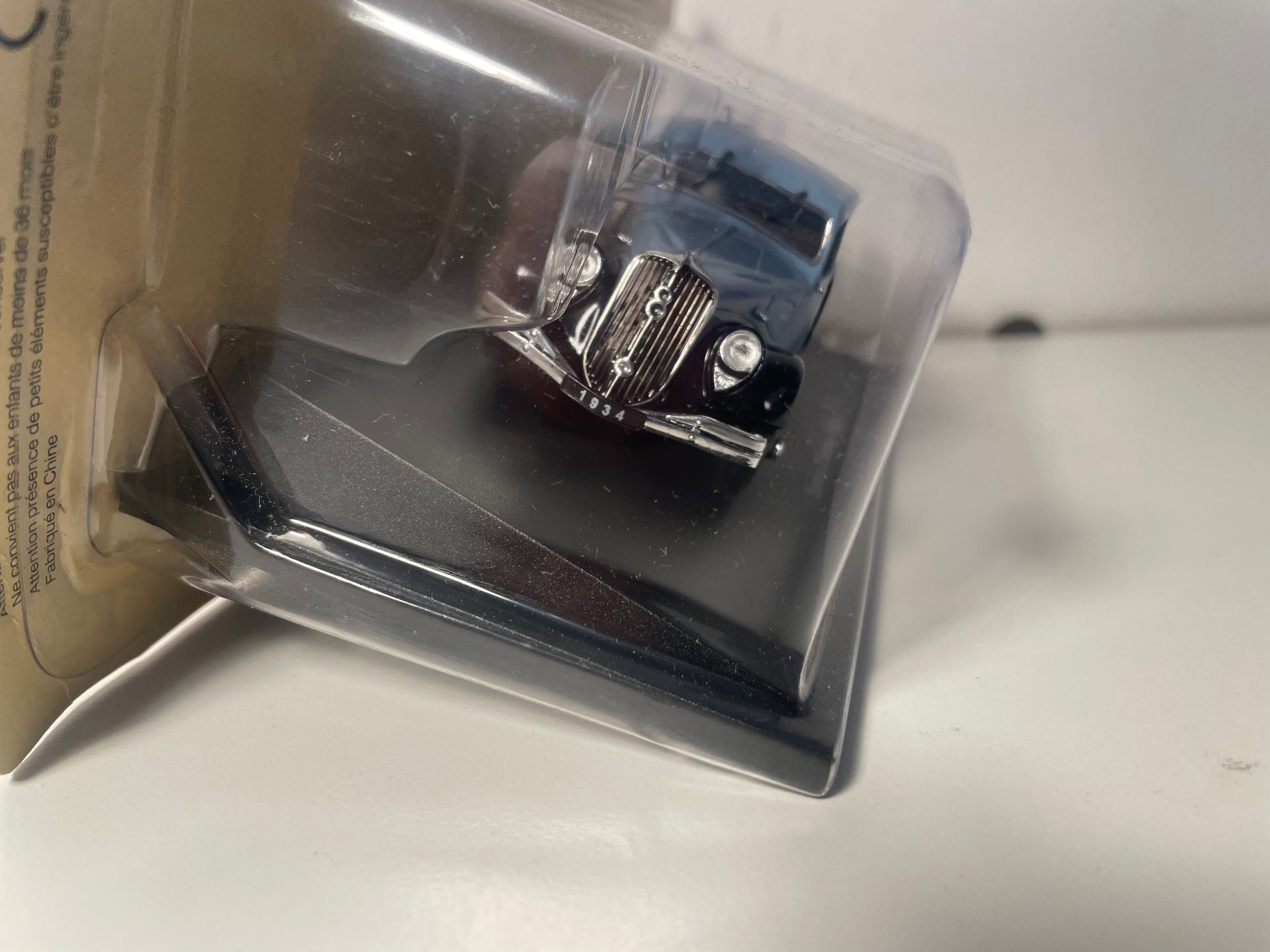 Citroën traction 22 berline blo an schwaarz vum Joer 1934