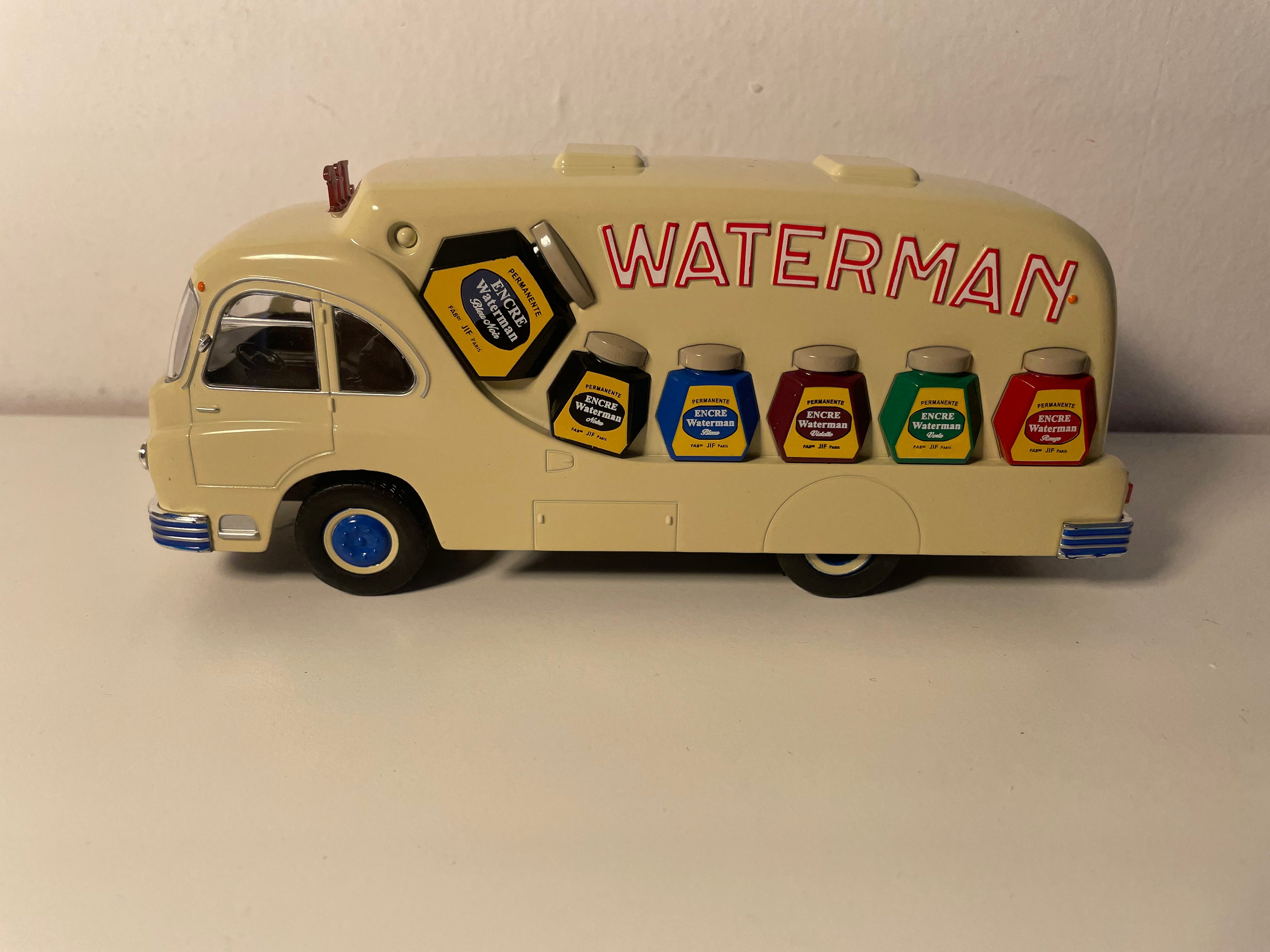 Ford Cargo del Tour de France con publicidad de Waterman
