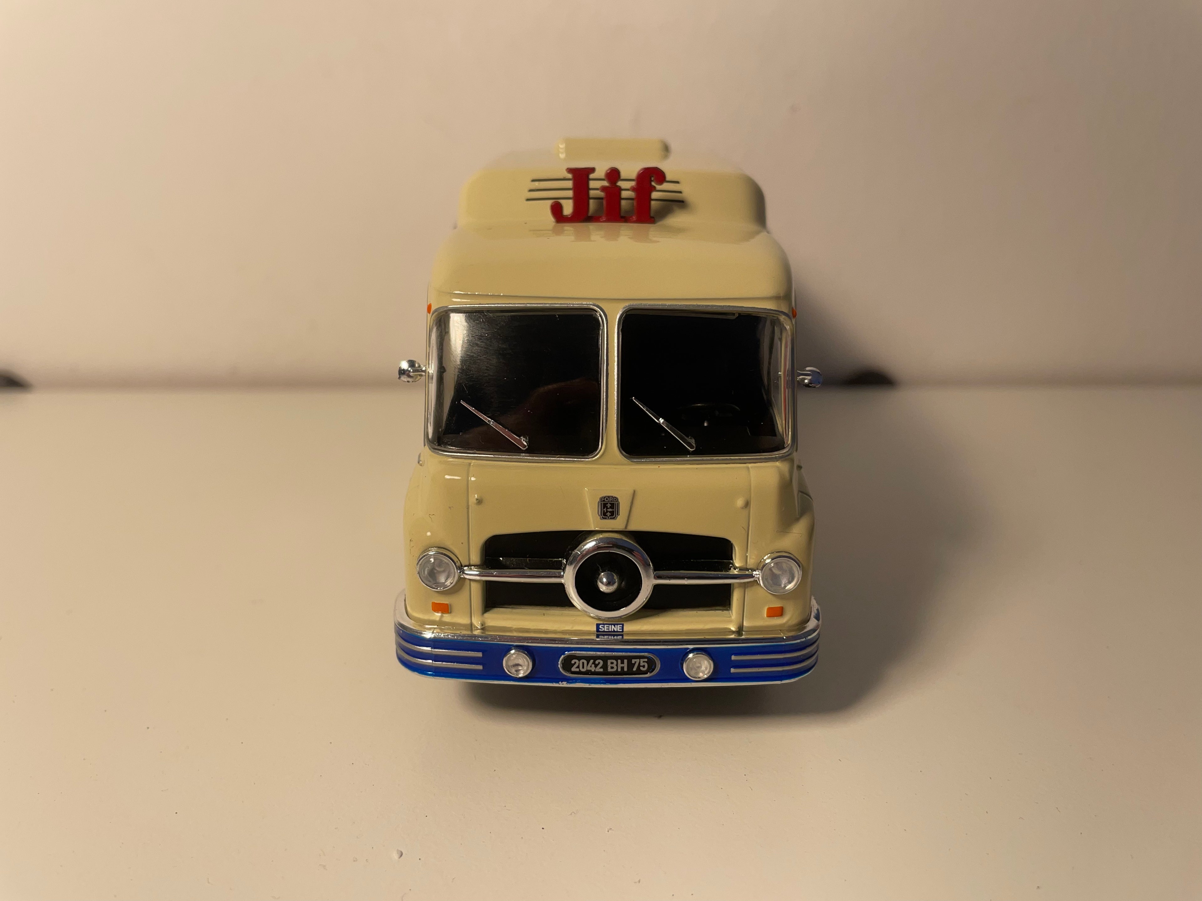 Ford Cargo del Tour de France con publicidad de Waterman