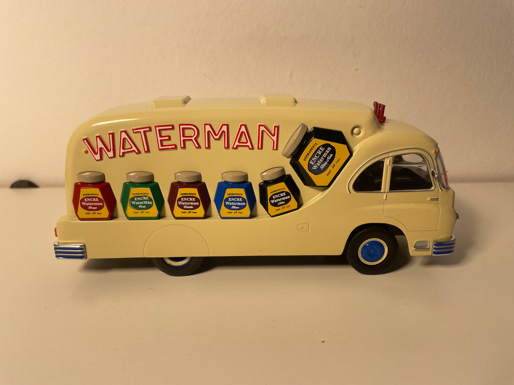 Ford Cargo del Tour de France con pubblicità Waterman