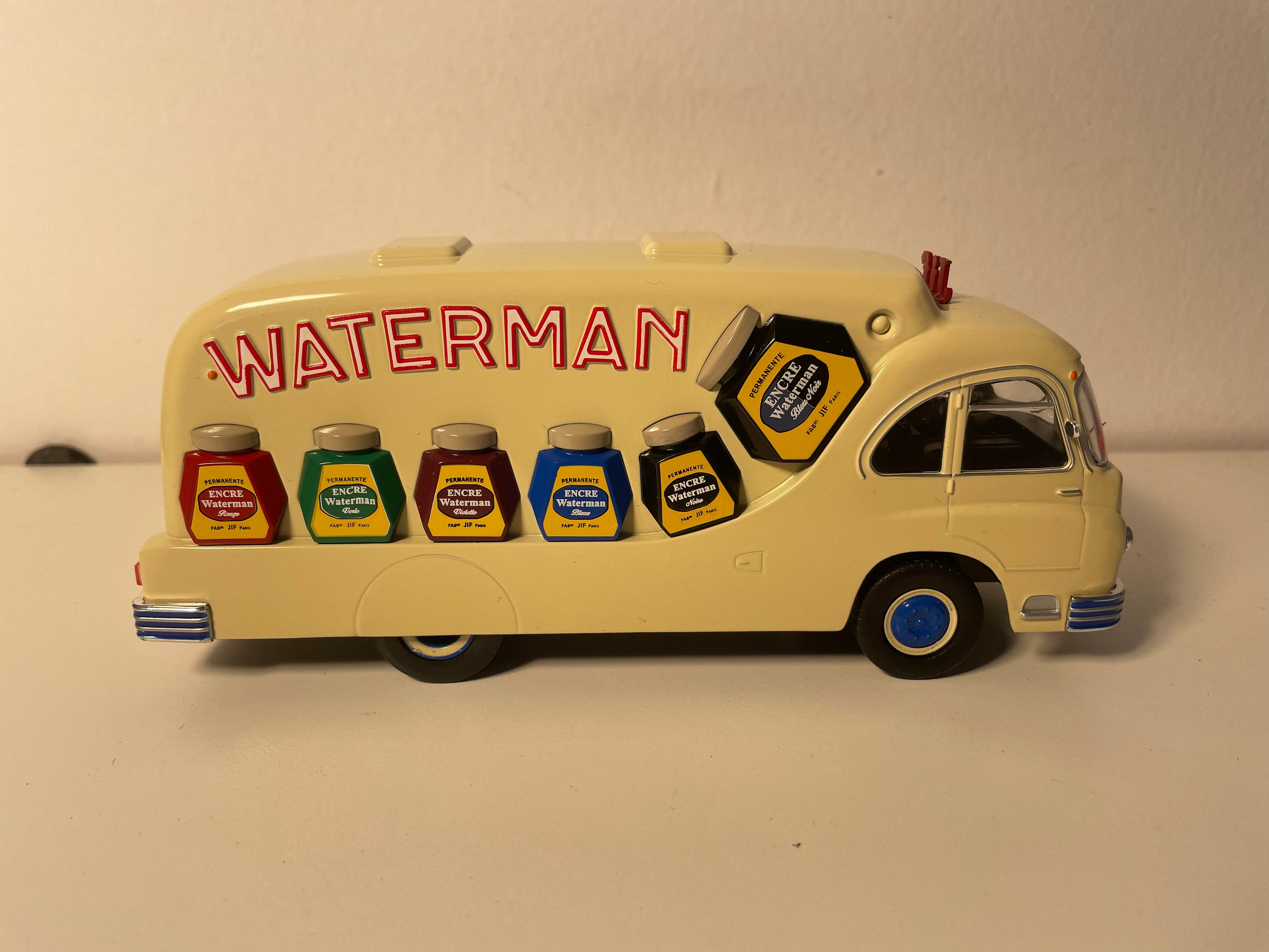 Ford Cargo del Tour de France con publicidad de Waterman