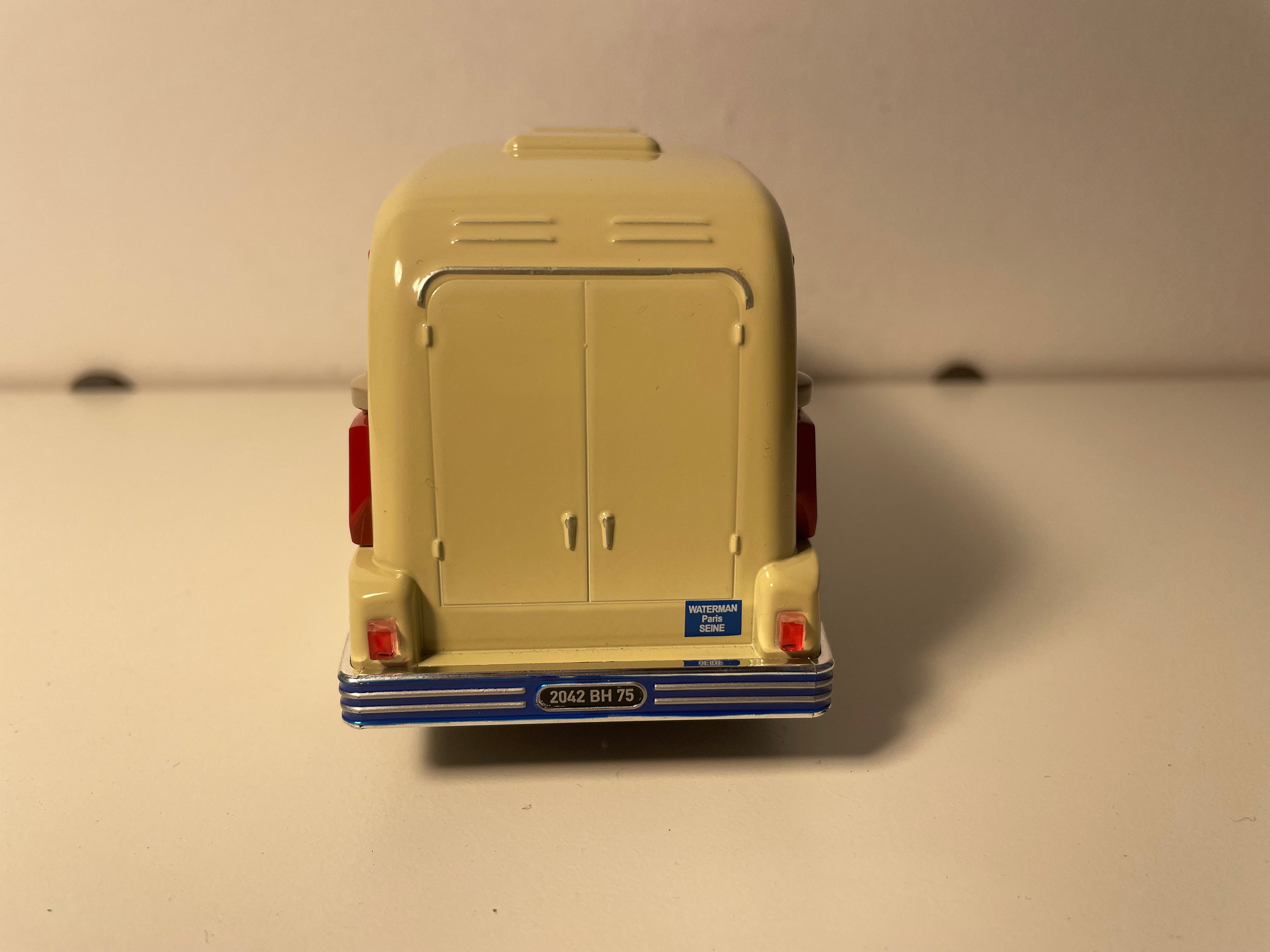 Ford Cargo del Tour de France con publicidad de Waterman