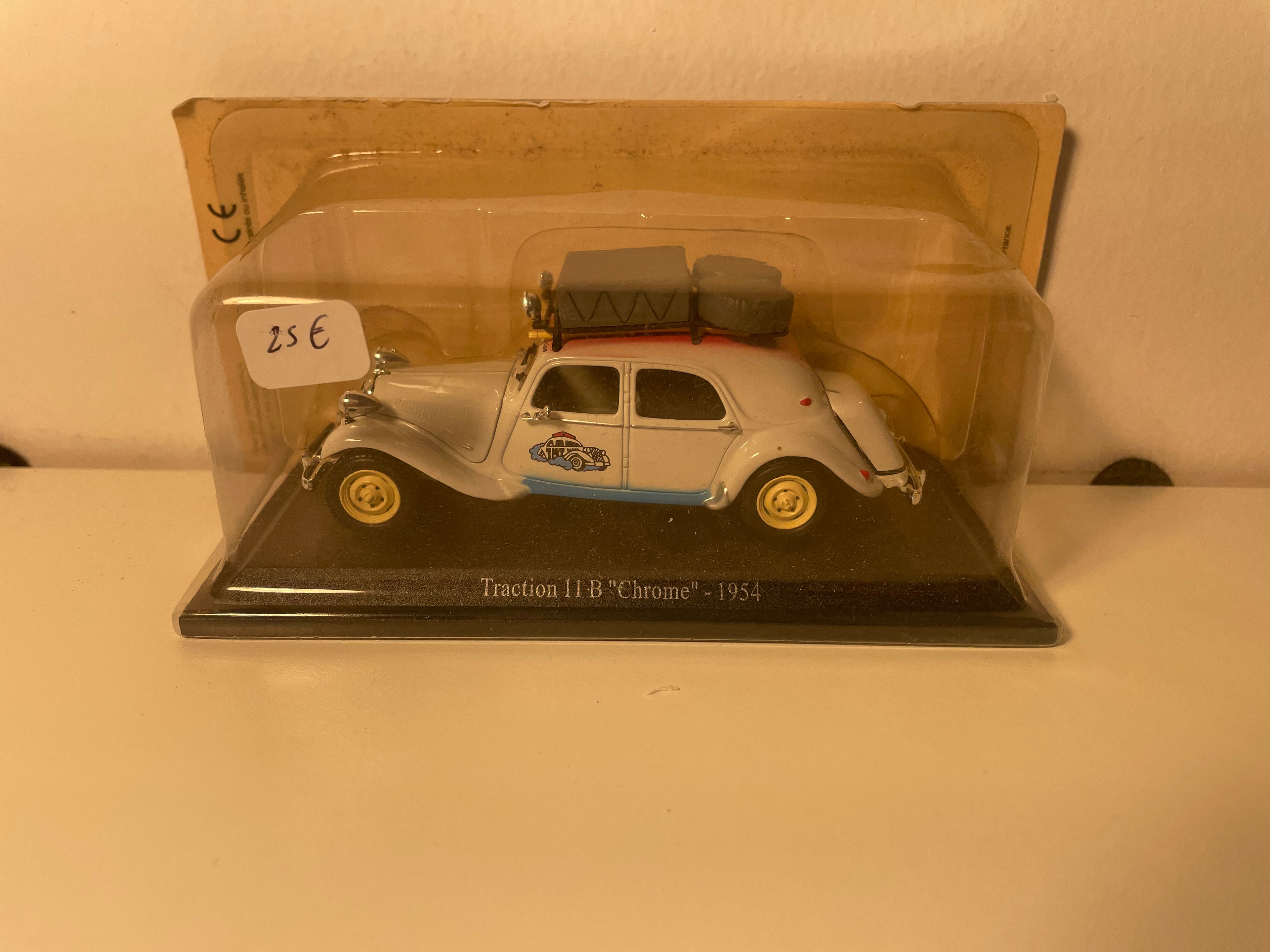 Citroën traction 11 B "Chrome"beige de 1954 avec matériels sur le toit