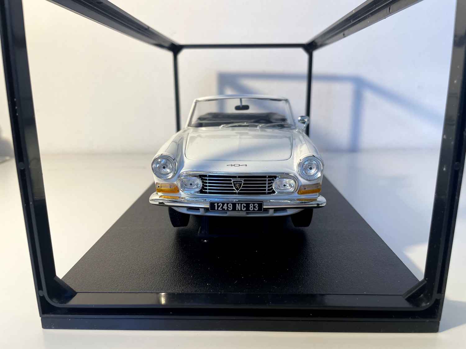 Peugeot 404 Cabriolet off-white (Skala 1/18) - Norev