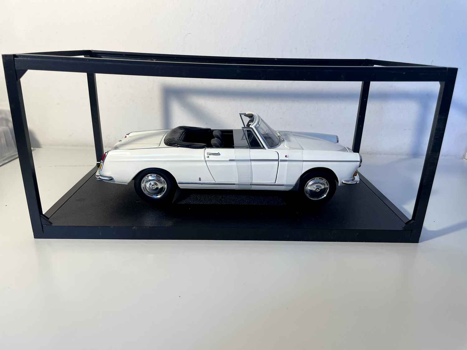 Peugeot 404 Cabriolet off-white (Skala 1/18) - Norev