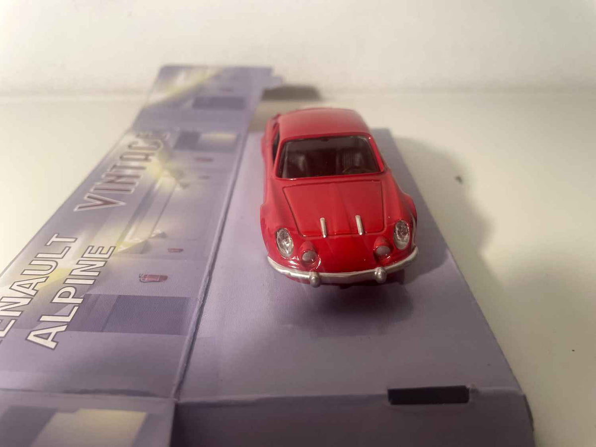 Renault Alpine Berlinette rouge  (Mondo Motors)