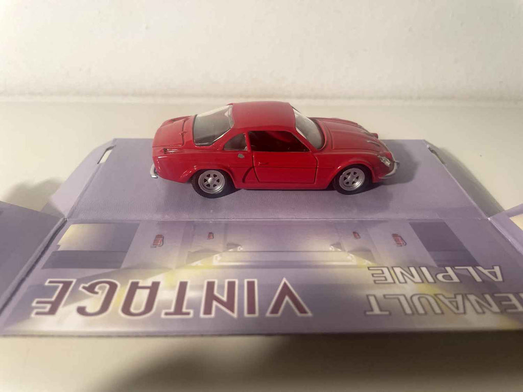 Renault Alpine Berlinette rouge  (Mondo Motors)