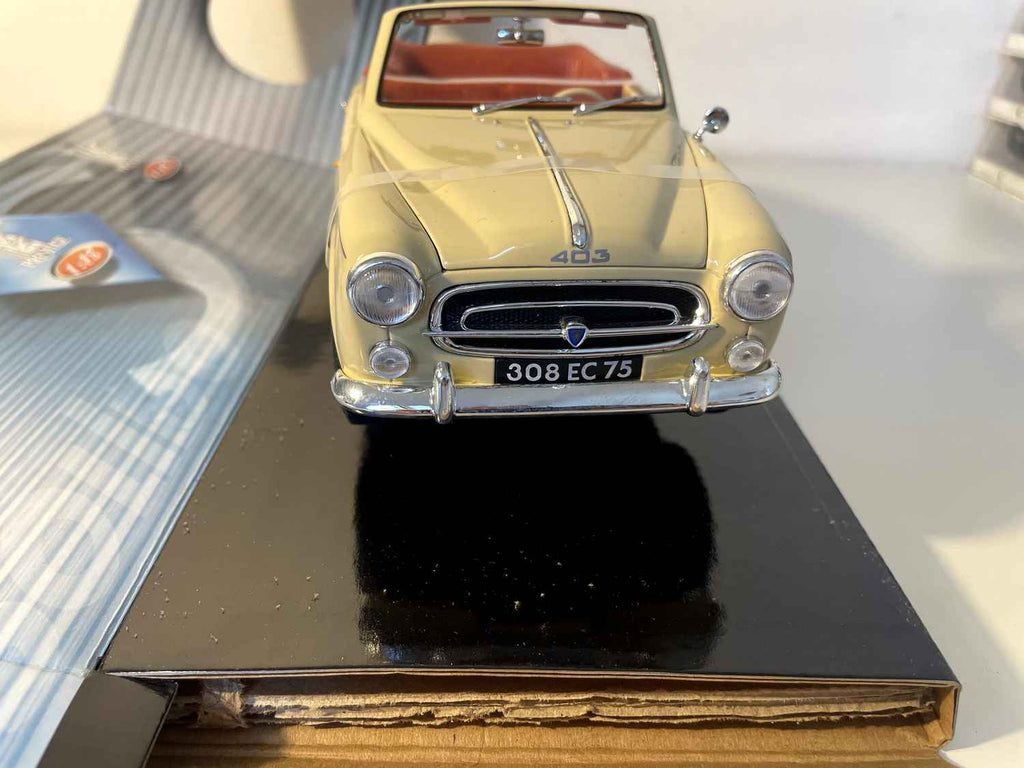 Peugeot 403 cabriolet marron clair de 1961 (Solido référence 8165) - Echelle 1/18ème