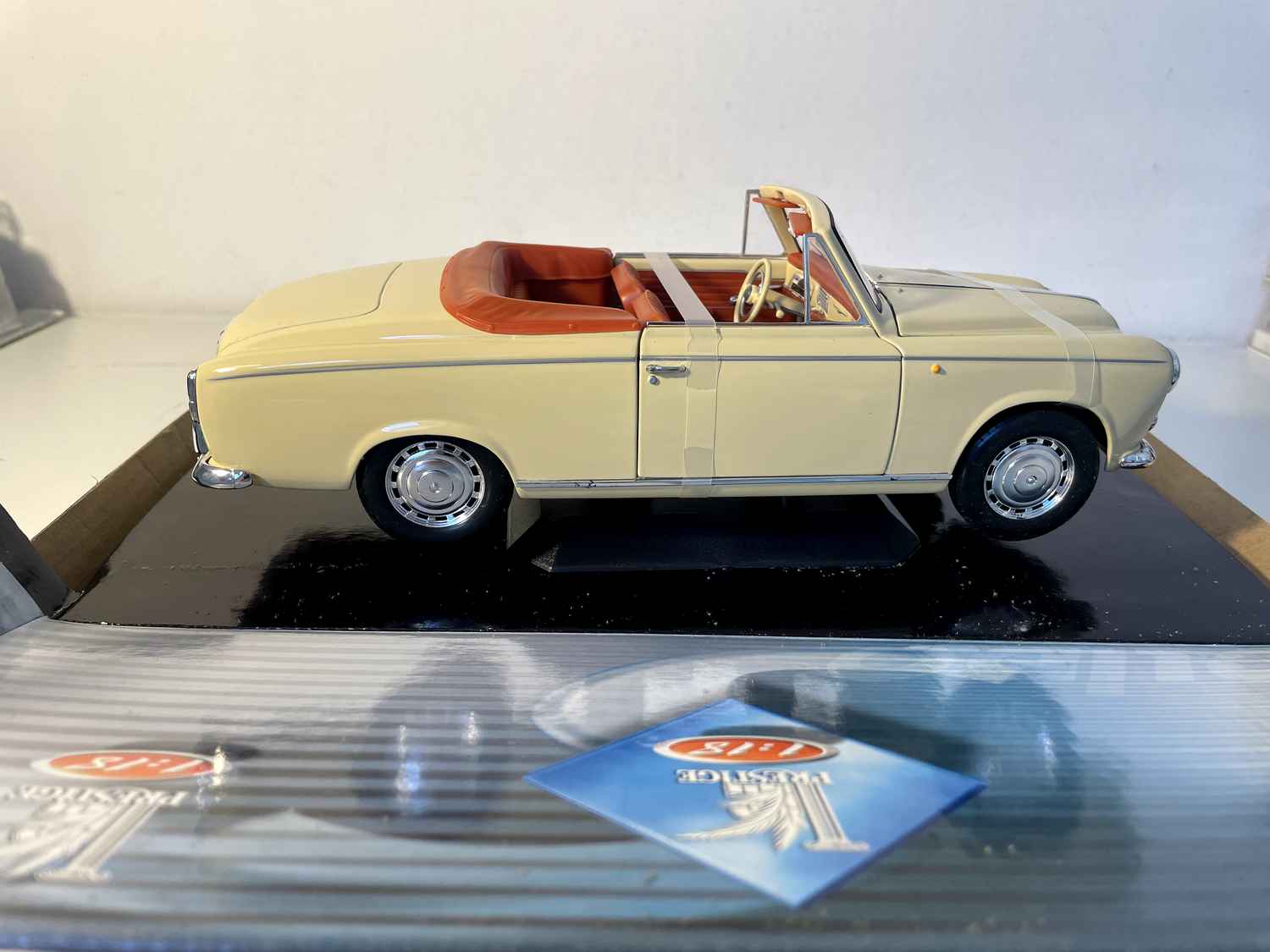 Peugeot 403 cabriolet marron clair de 1961 (Solido référence 8165) - Echelle 1/18ème