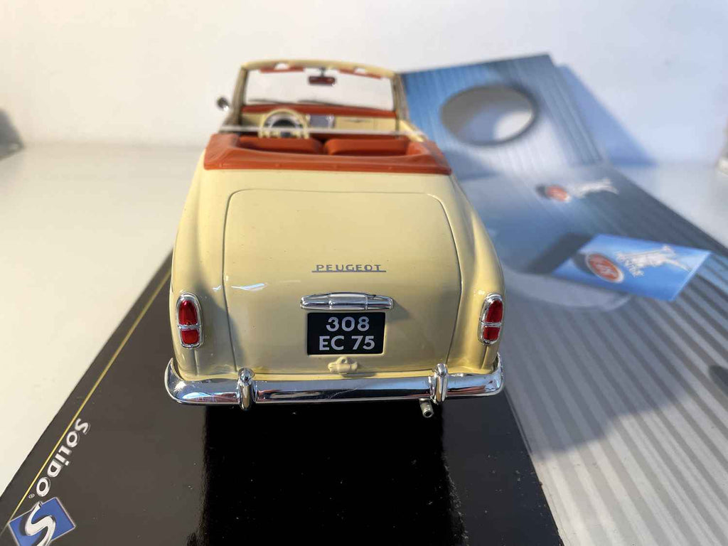 Peugeot 403 cabriolet marron clair de 1961 (Solido référence 8165) - Echelle 1/18ème