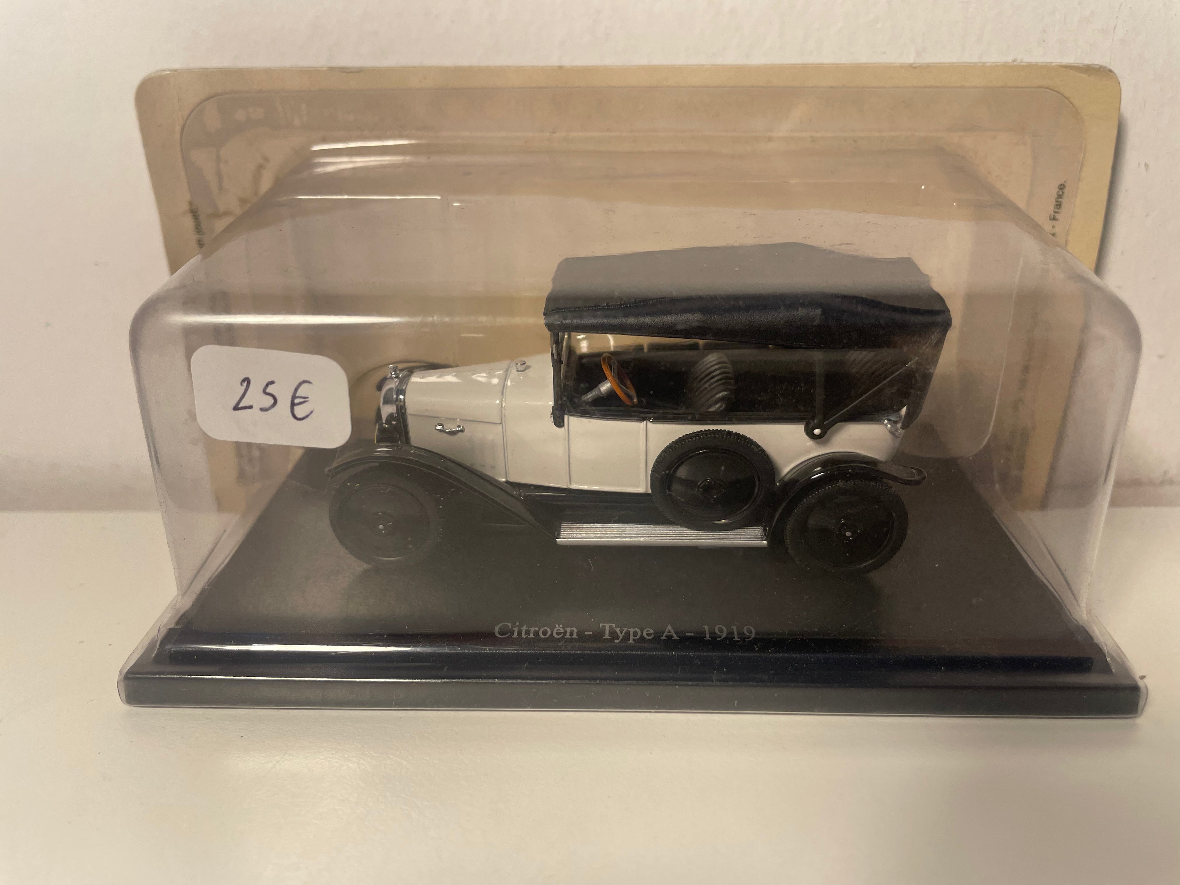 White Citroën Type A with black roof from 1919 (in blister pack)