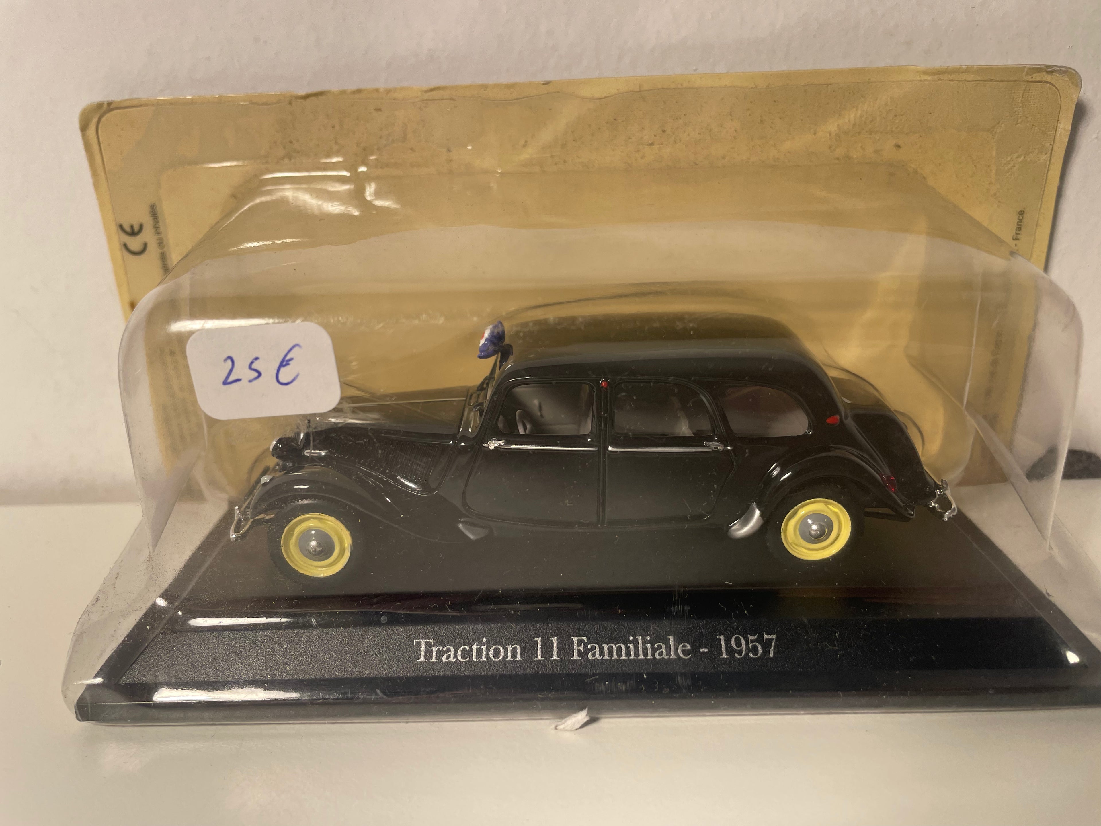 Citroën traction 11 Familiale noire de 1957