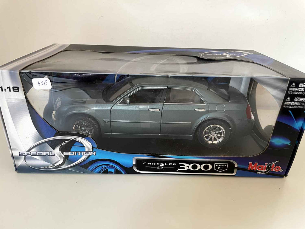 Donkergroene Chrysler 300 (schaal 1/18) - Maisto
