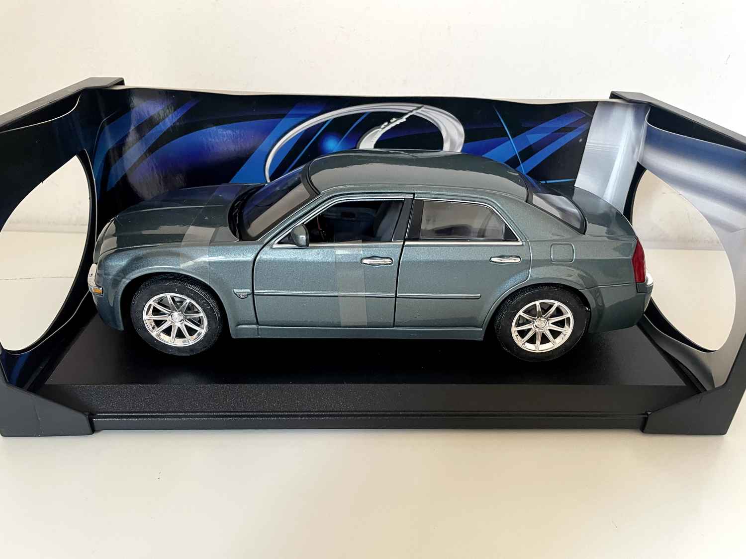Chrysler 300 verde scuro (scala 1/18) - Maisto