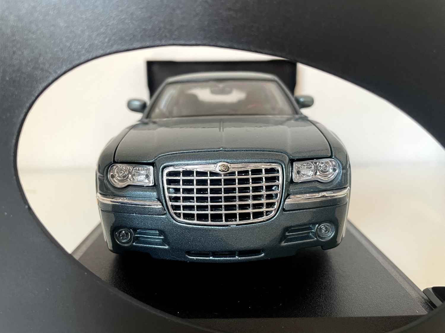 Chrysler 300 verde scuro (scala 1/18) - Maisto