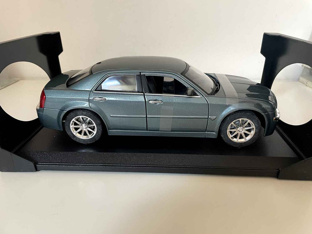 Donkergroene Chrysler 300 (schaal 1/18) - Maisto