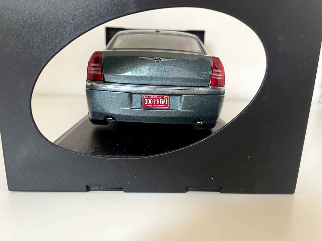 Donkergroene Chrysler 300 (schaal 1/18) - Maisto