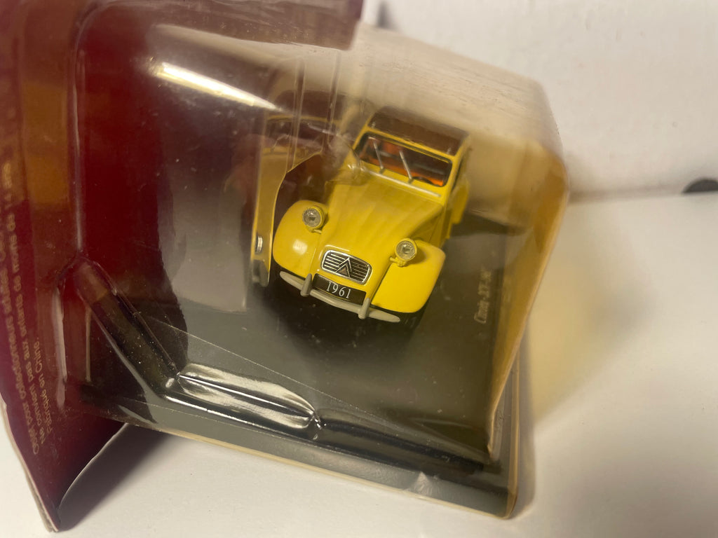 Citroën 2 CV amarillo con capota marrón de 1961