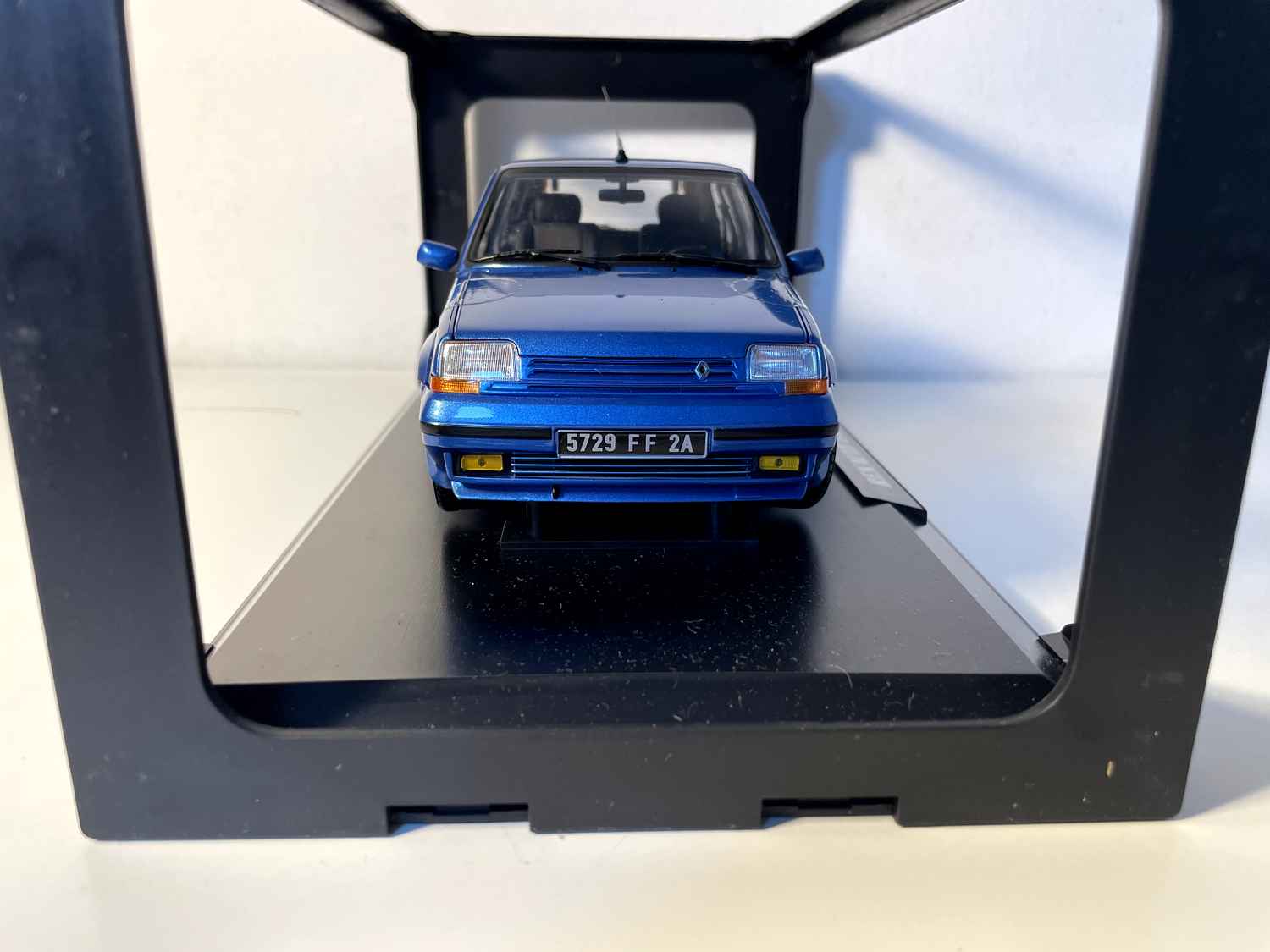 Renault 5 GT Turbo niebieski (skala 1/18) - Norev