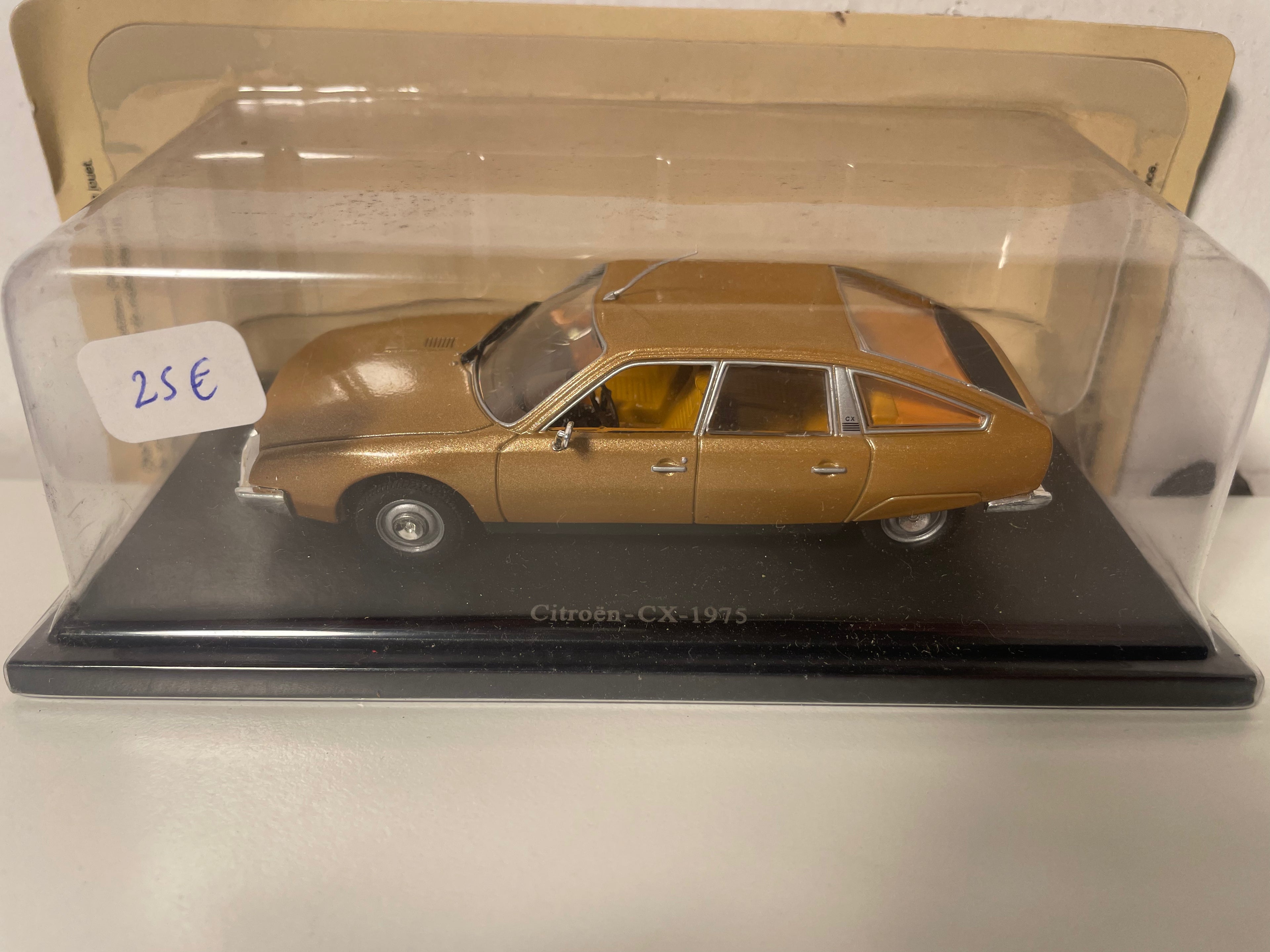Citroën CX marrone del 1975 (in blister)