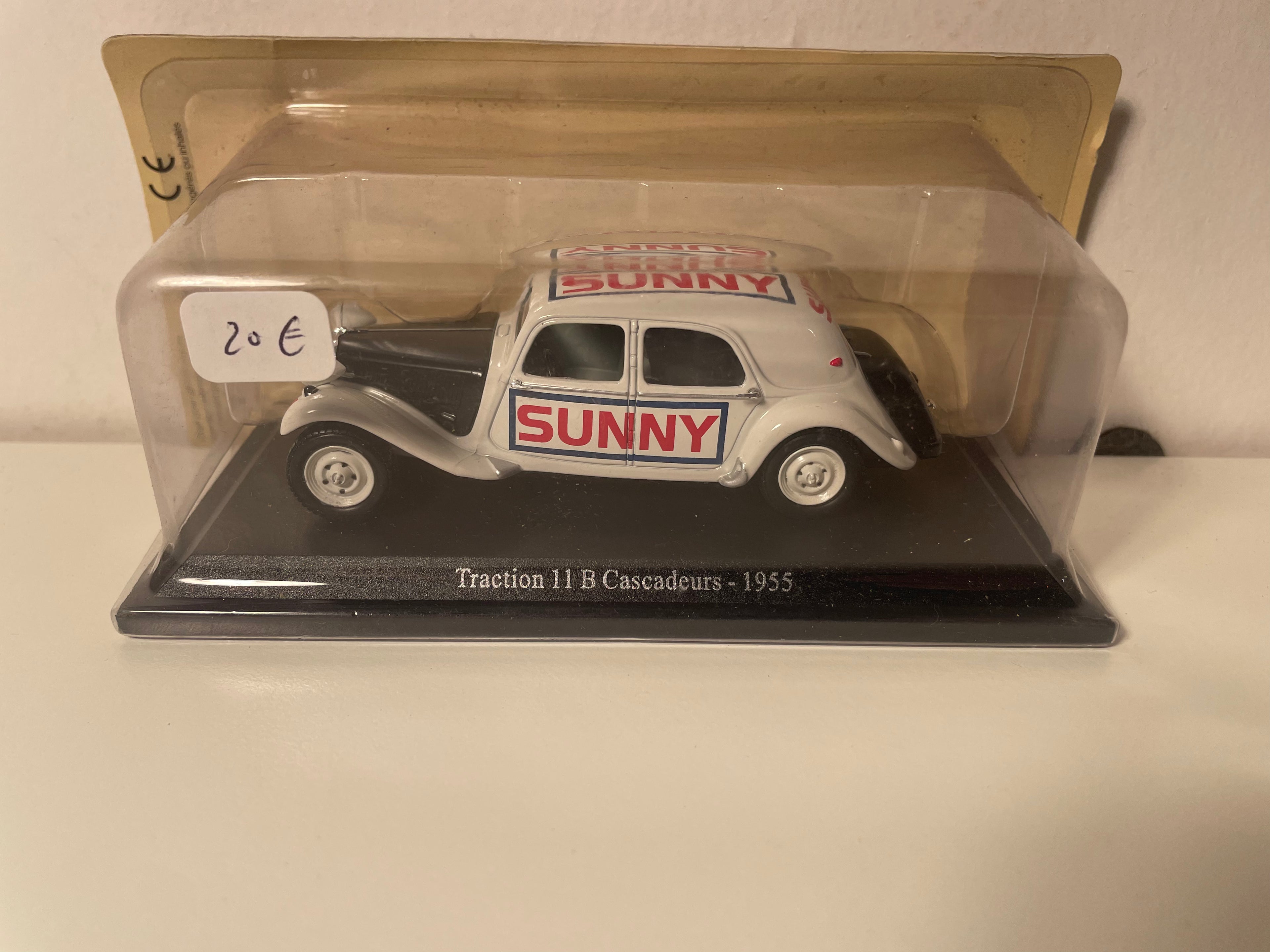 Citroën Traction 11 B branca e preta de 1955 - CASCADEURS SUNNY (Jean Sunny)