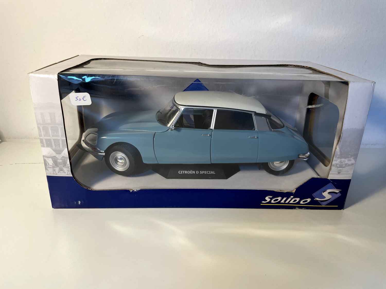 Citroën D special blue and white roof (1/18th scale) - Solido