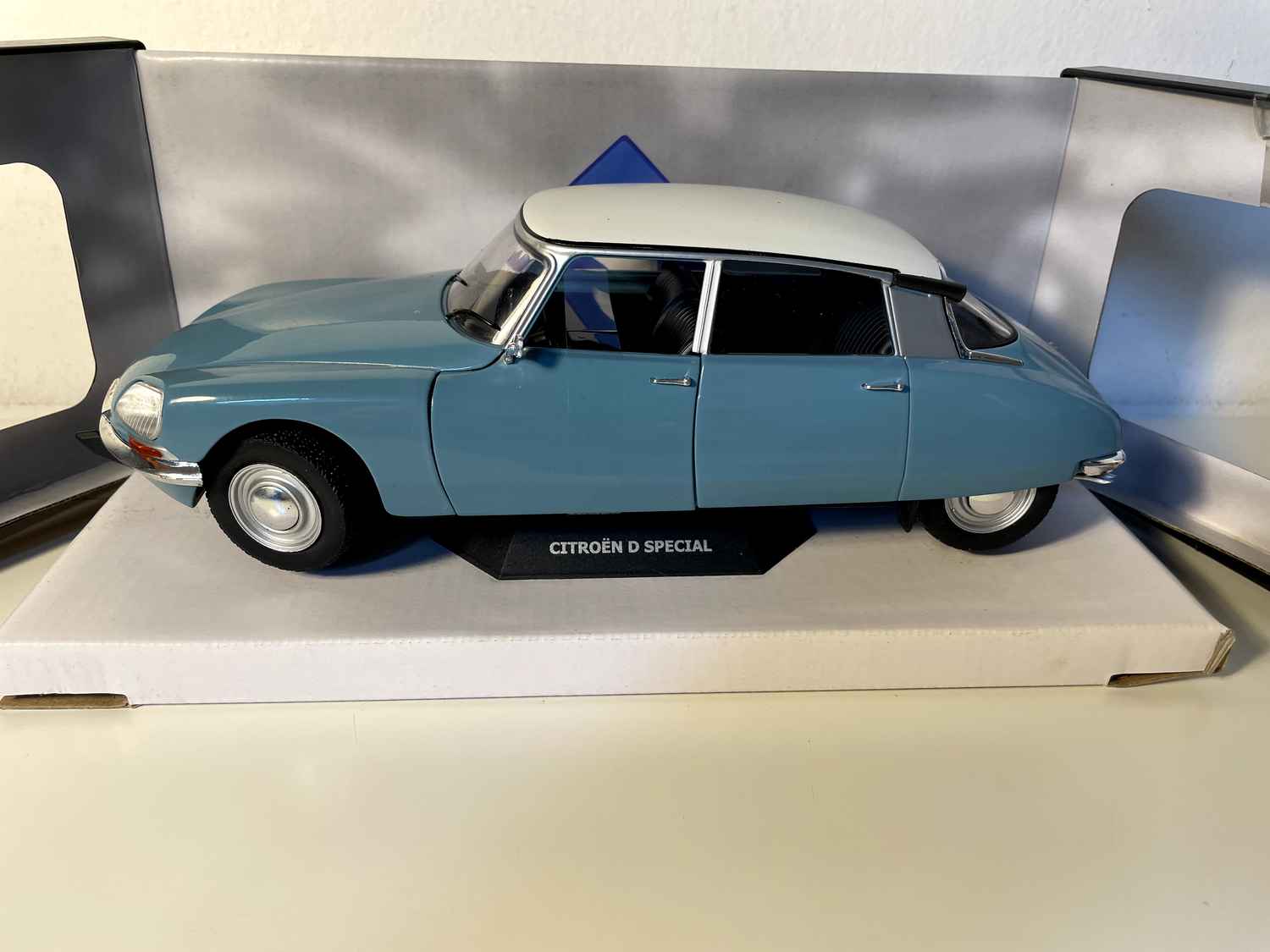 Citroën D special blue and white roof (1/18th scale) - Solido