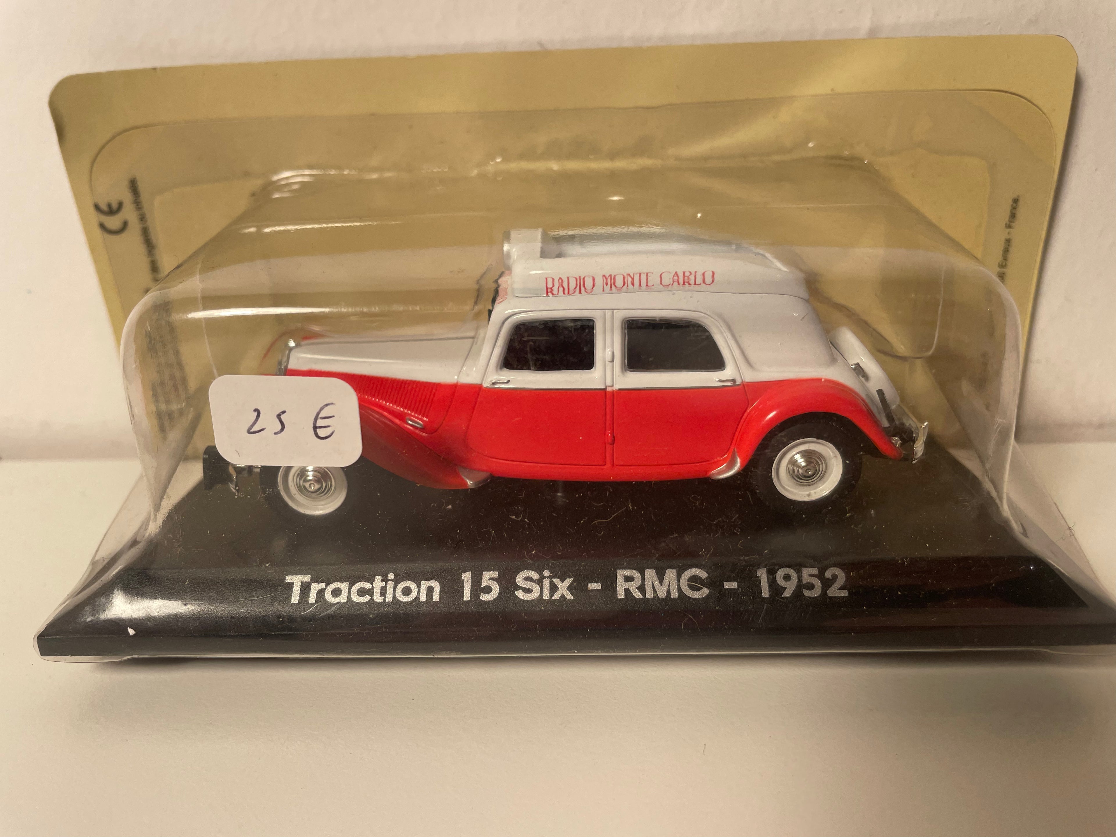 Citroën Traction 15 Six Rood en Wit uit 1952 - RMC (Radio Monte-Carlo)
