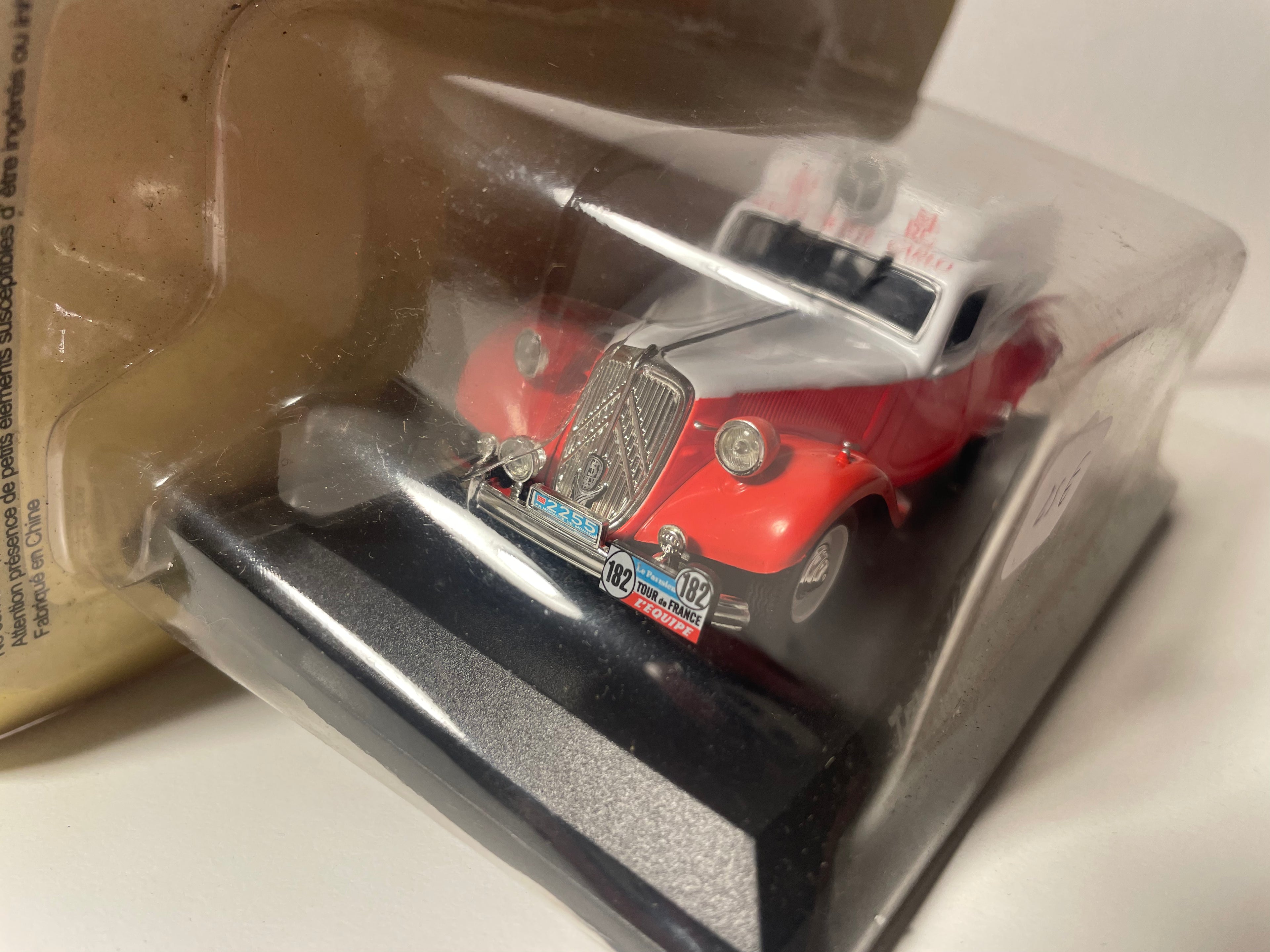 Citroën Traction 15 Six Rood en Wit uit 1952 - RMC (Radio Monte-Carlo)