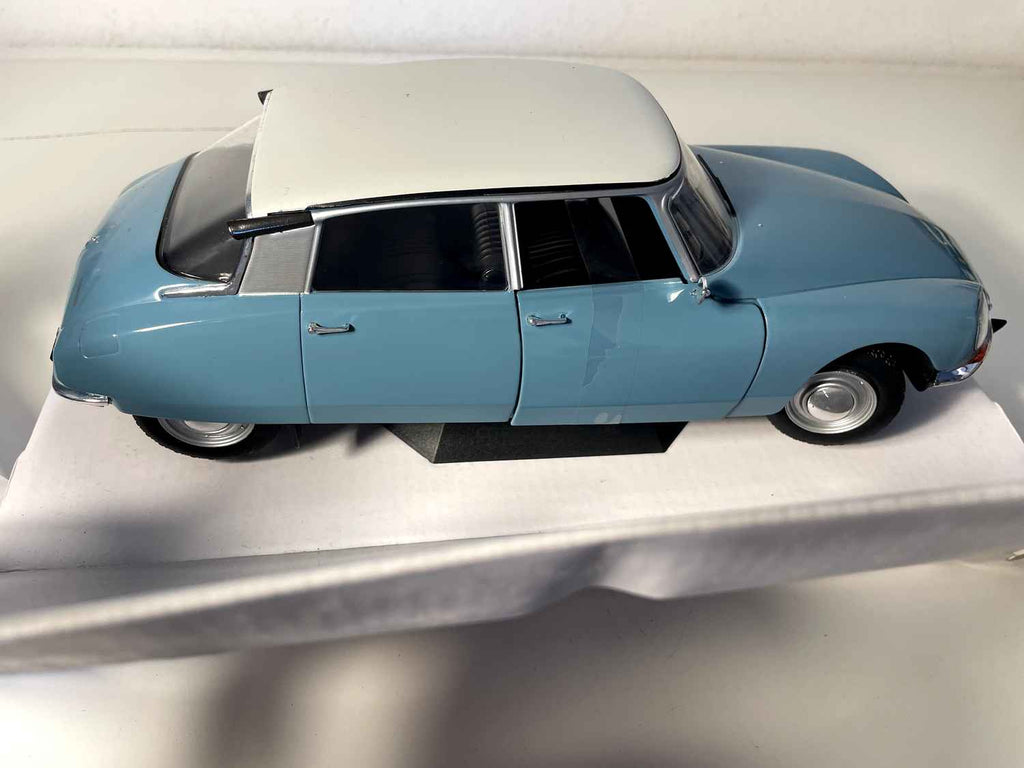 Citroën D speciaal blauw-wit dak (schaal 1/18) - Solido