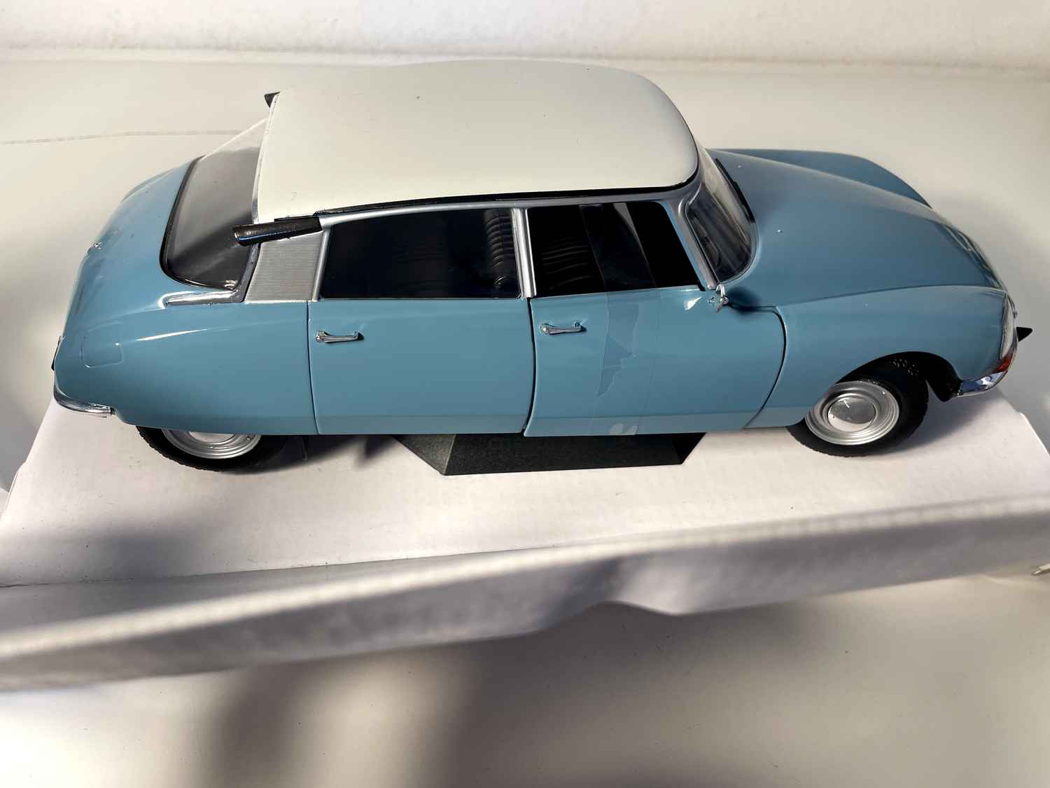 Citroën D special blue and white roof (1/18th scale) - Solido