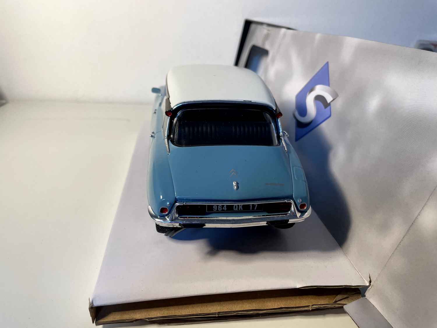 Citroën D special blue and white roof (1/18th scale) - Solido