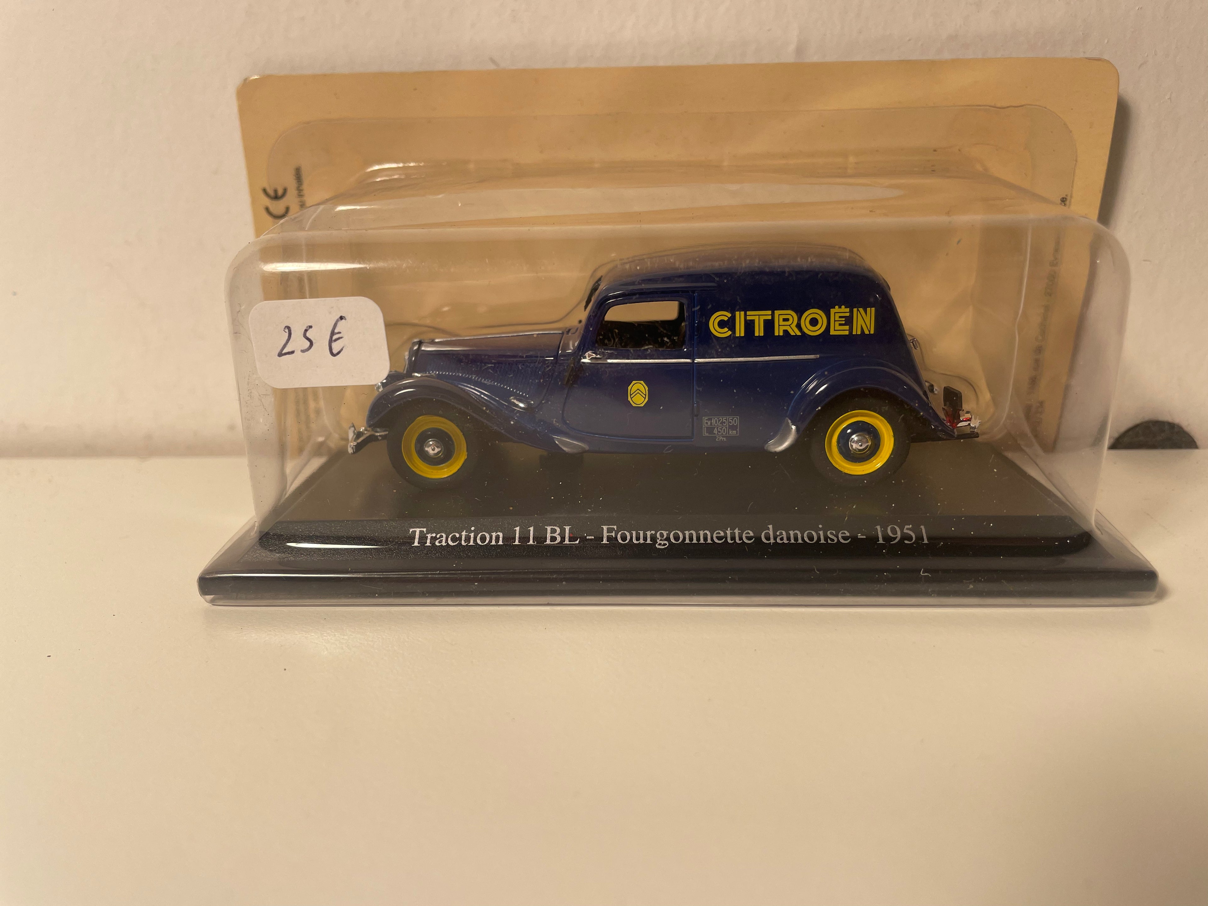 Citroën Traction 11 BL Azul Dinamarquesa de 1951 com CITROEN no Carro