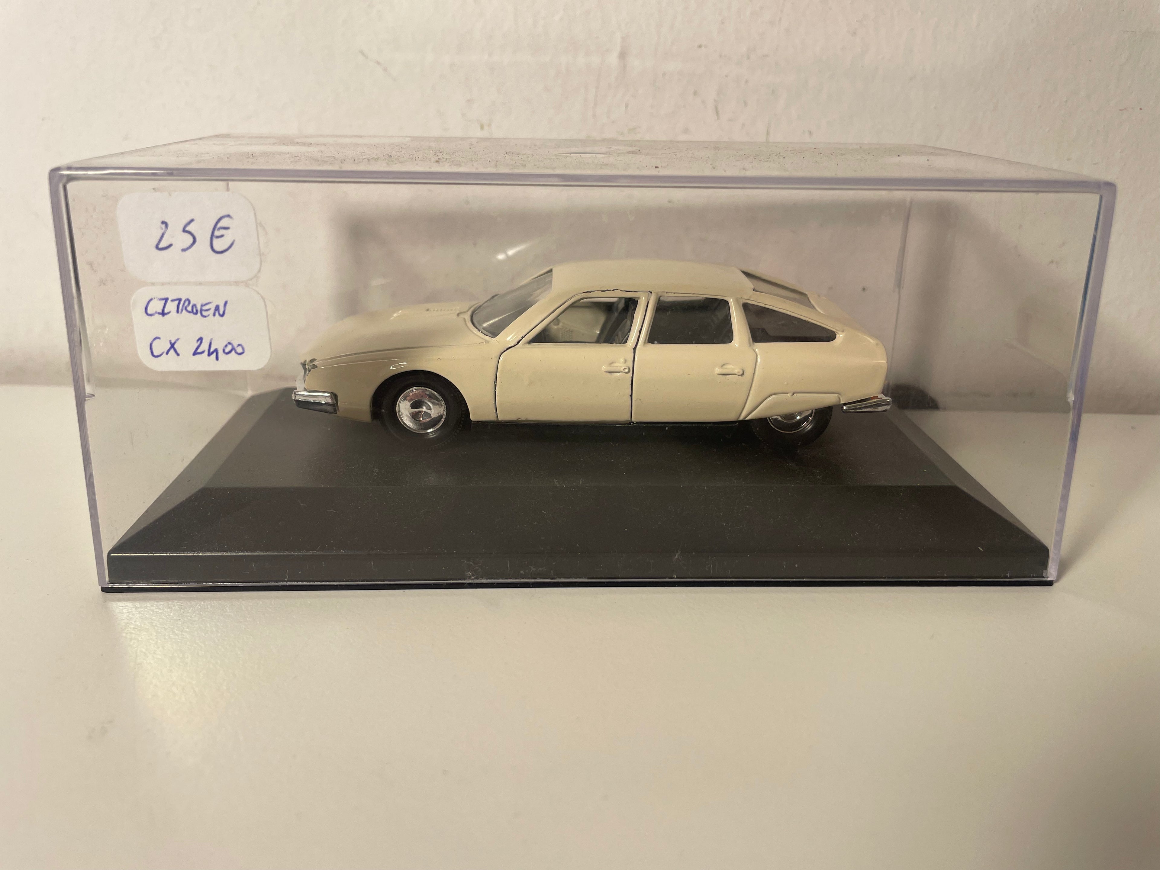Citroën CX 2400 beige - SOLIDO
